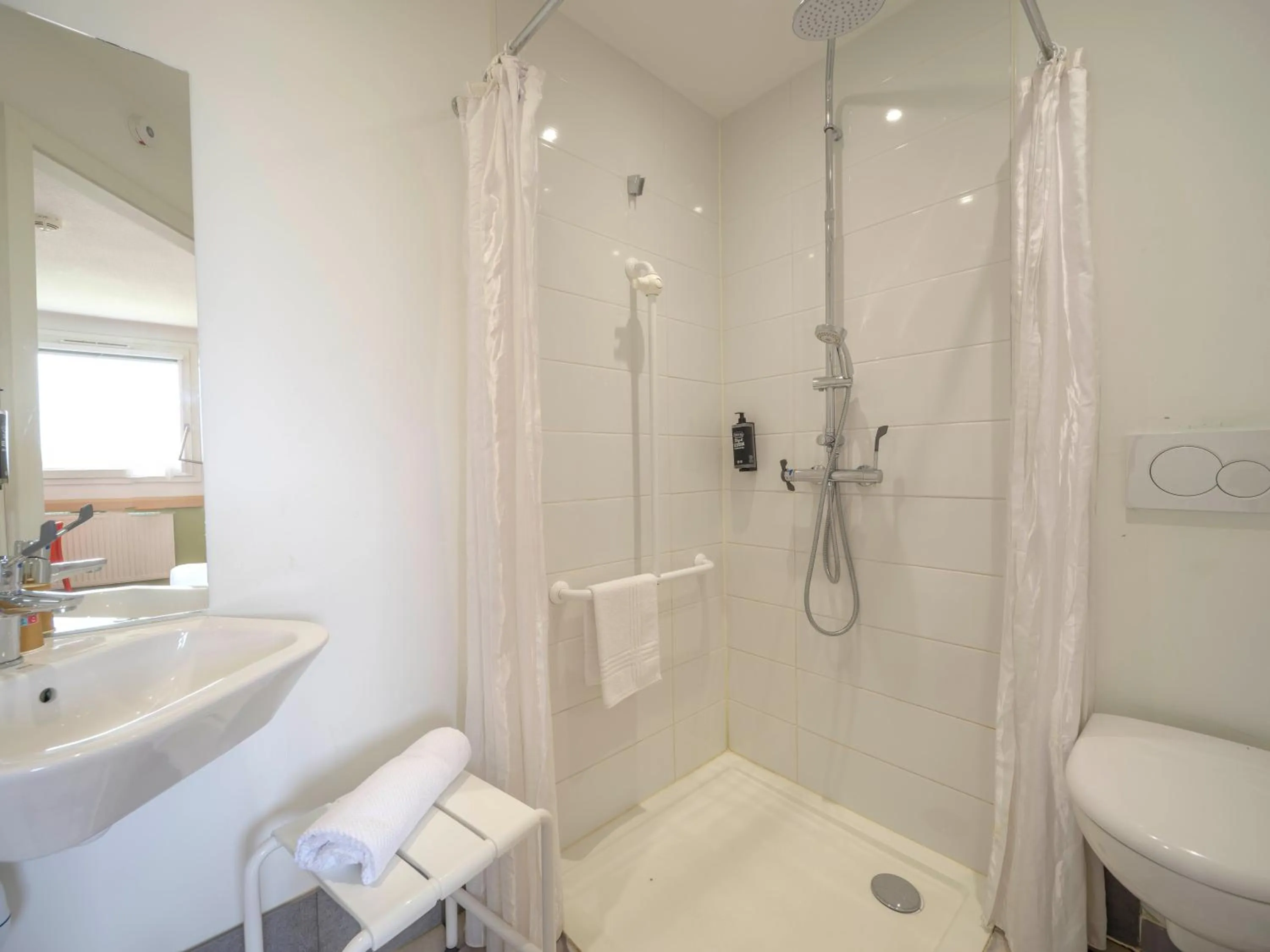 Bathroom in Ibis Budget Sarrebourg Buhl