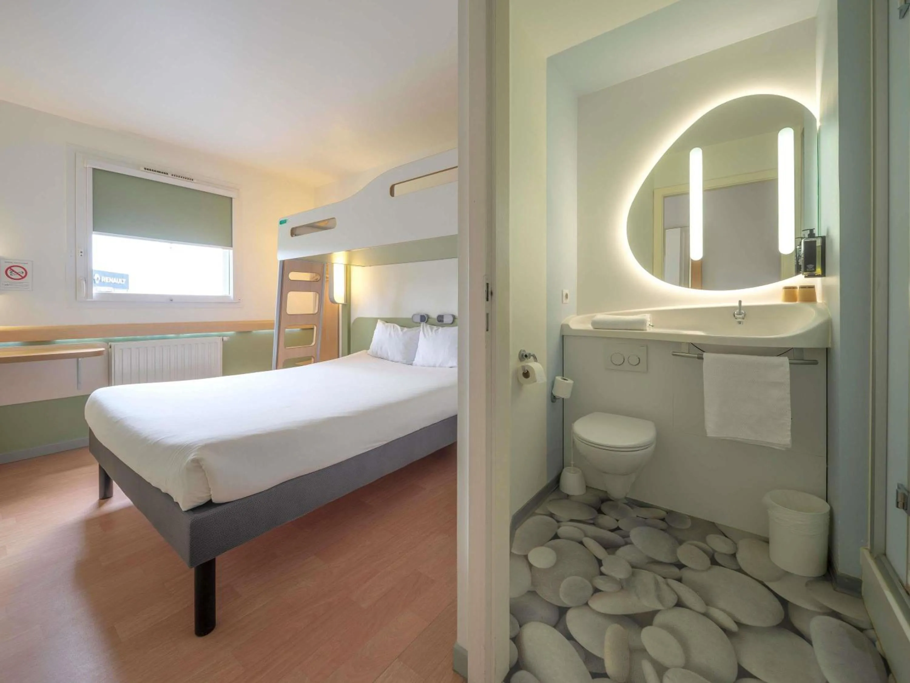 Bedroom, Bed in Ibis Budget Sarrebourg Buhl