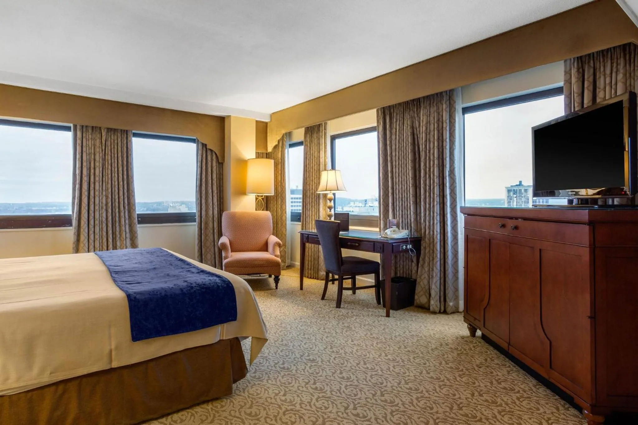 Photo of the whole room, Bed in Omni New Haven Hotel at Yale