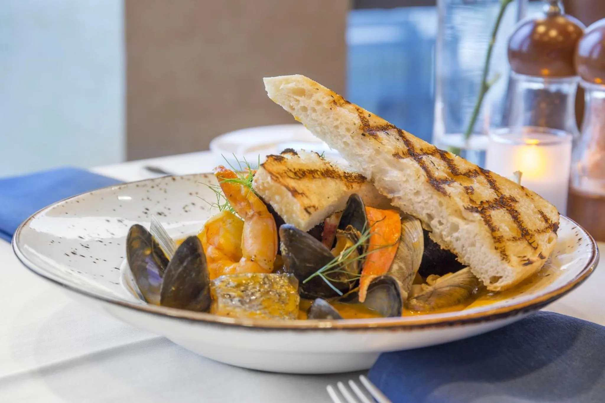 Restaurant/places to eat in Omni New Haven Hotel at Yale