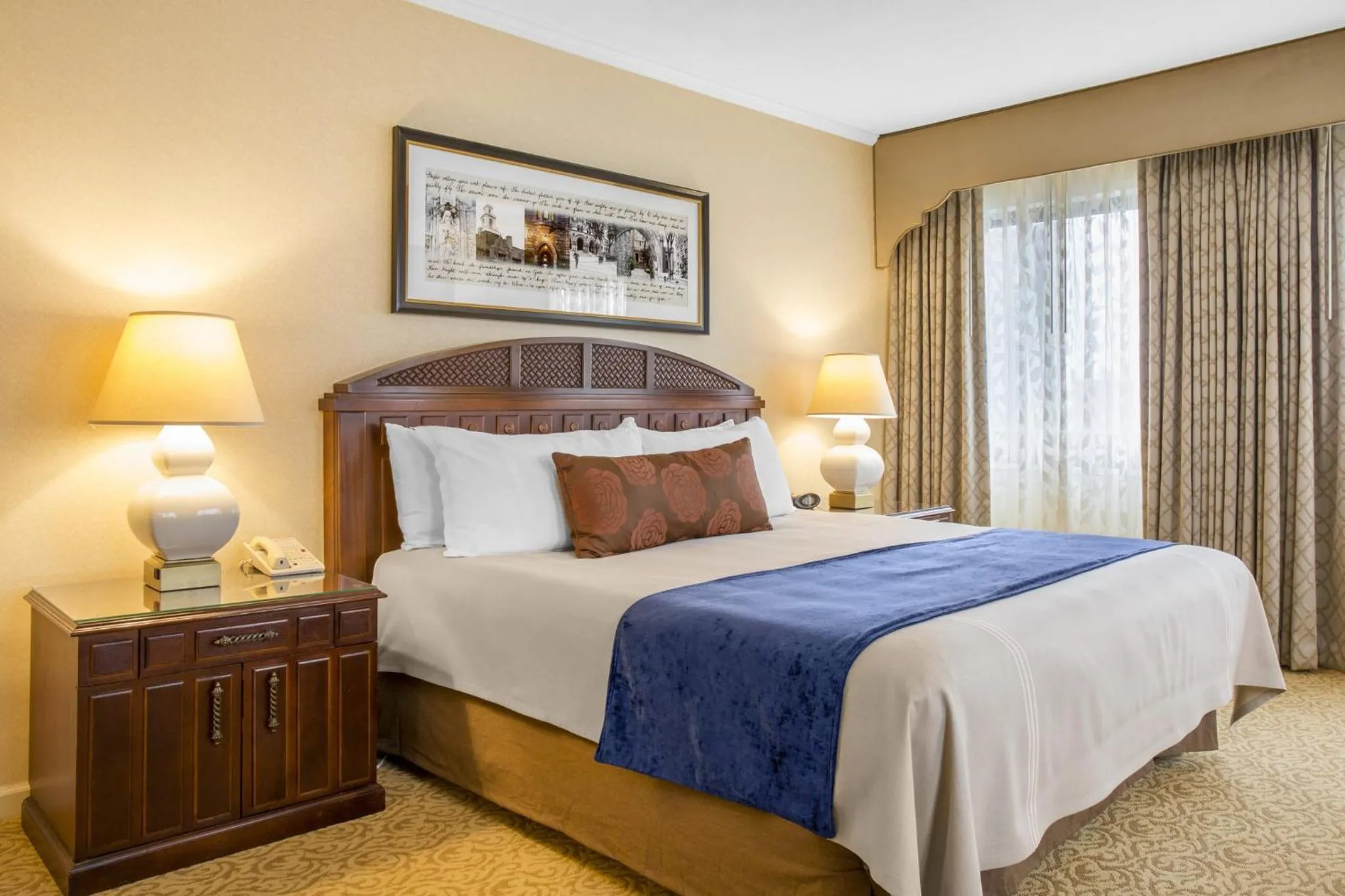 Photo of the whole room, Bed in Omni New Haven Hotel at Yale