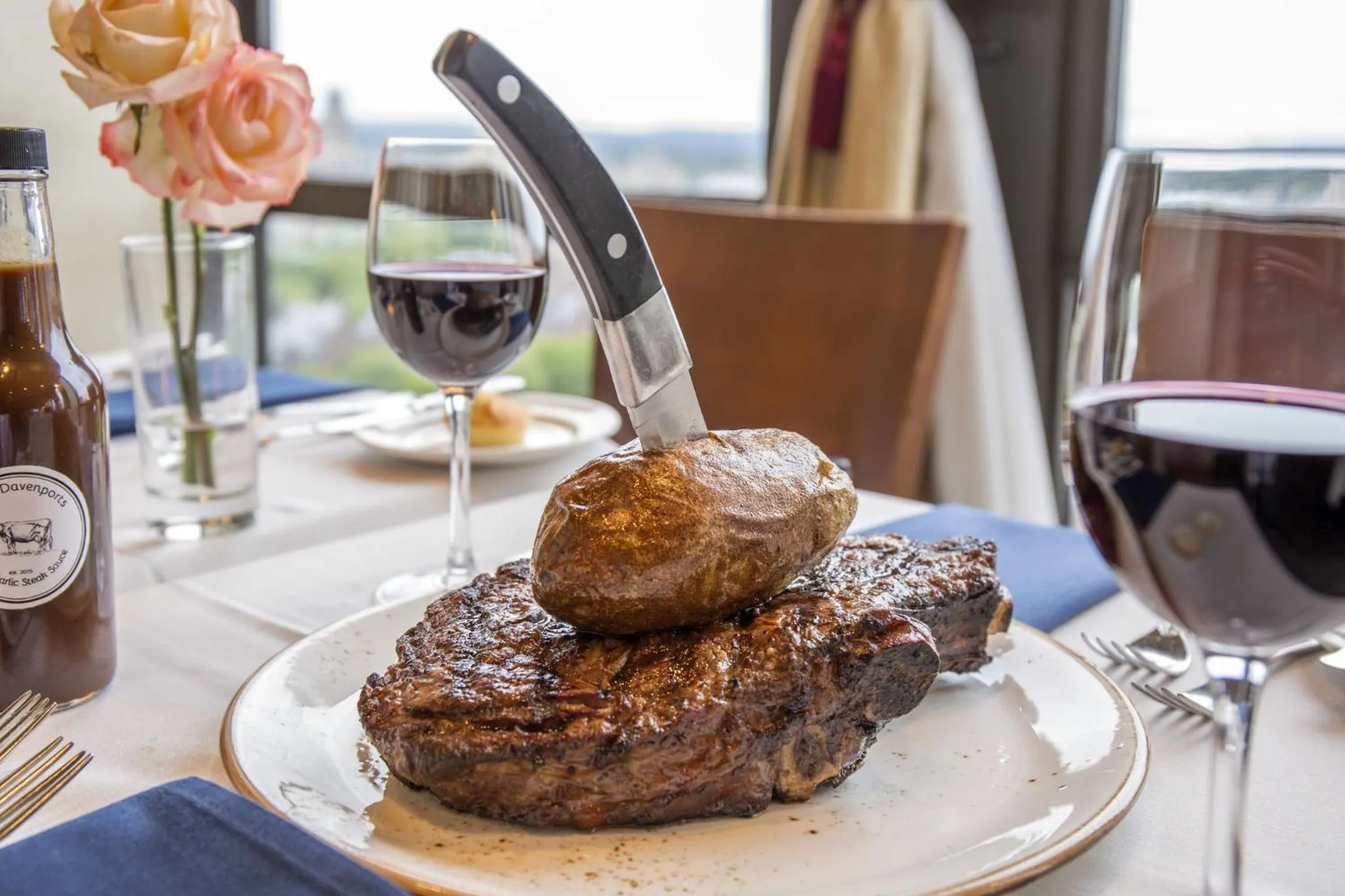 Restaurant/places to eat in Omni New Haven Hotel at Yale