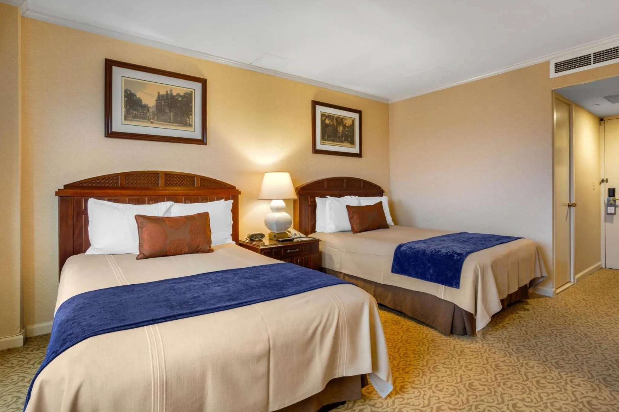 Photo of the whole room, Bed in Omni New Haven Hotel at Yale