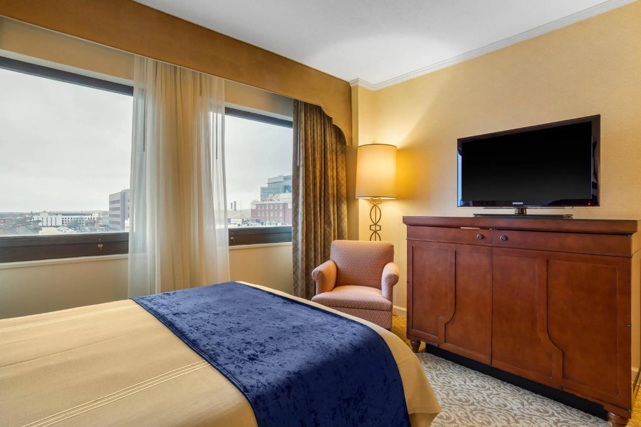 Photo of the whole room, Bed in Omni New Haven Hotel at Yale