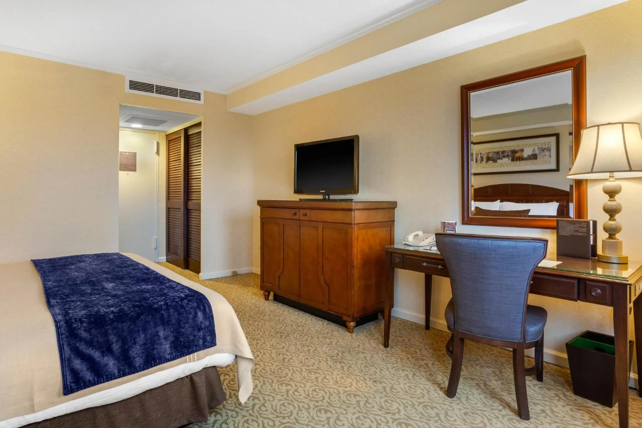 Photo of the whole room, Bed in Omni New Haven Hotel at Yale