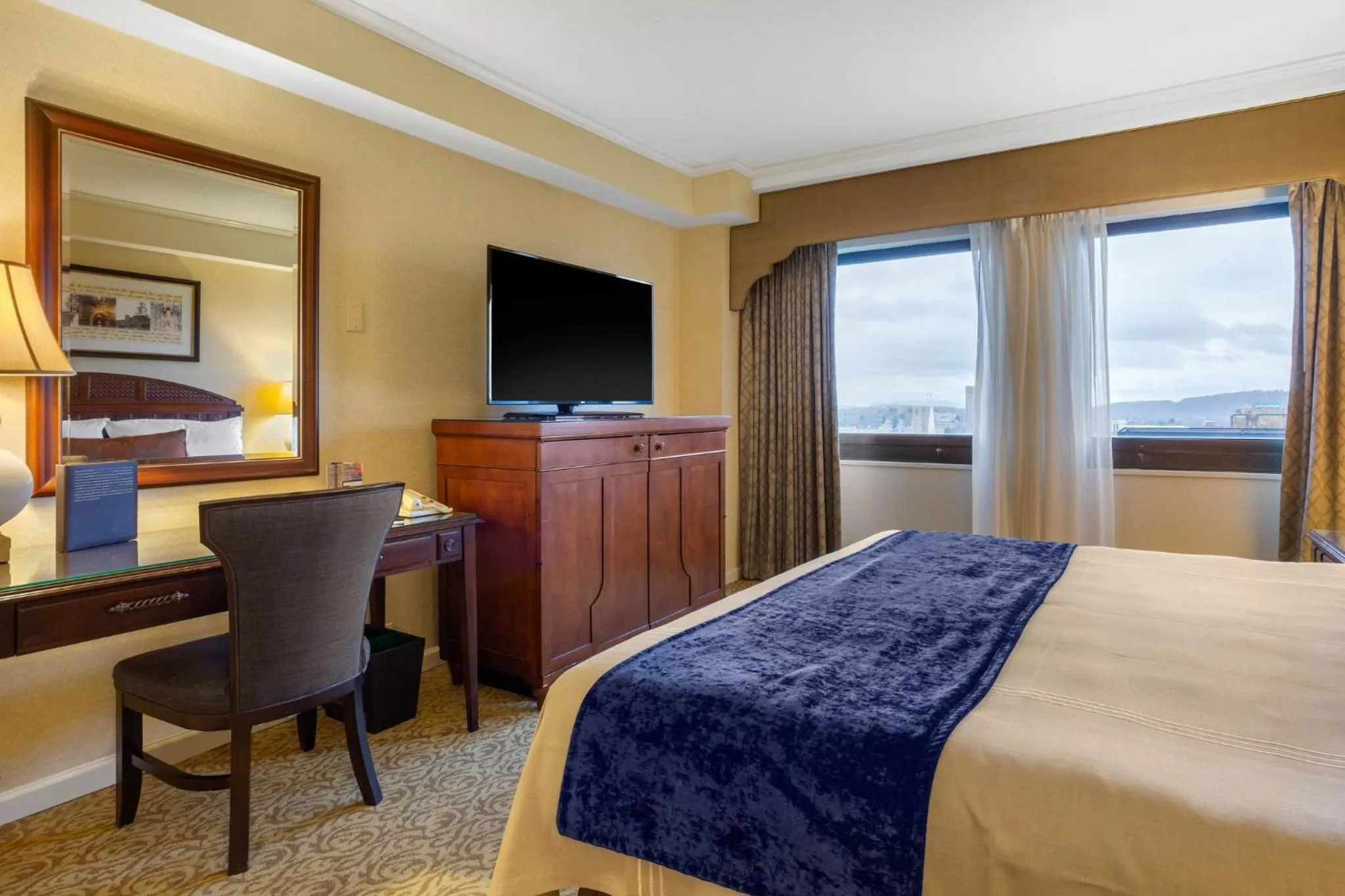 Photo of the whole room, Bed in Omni New Haven Hotel at Yale