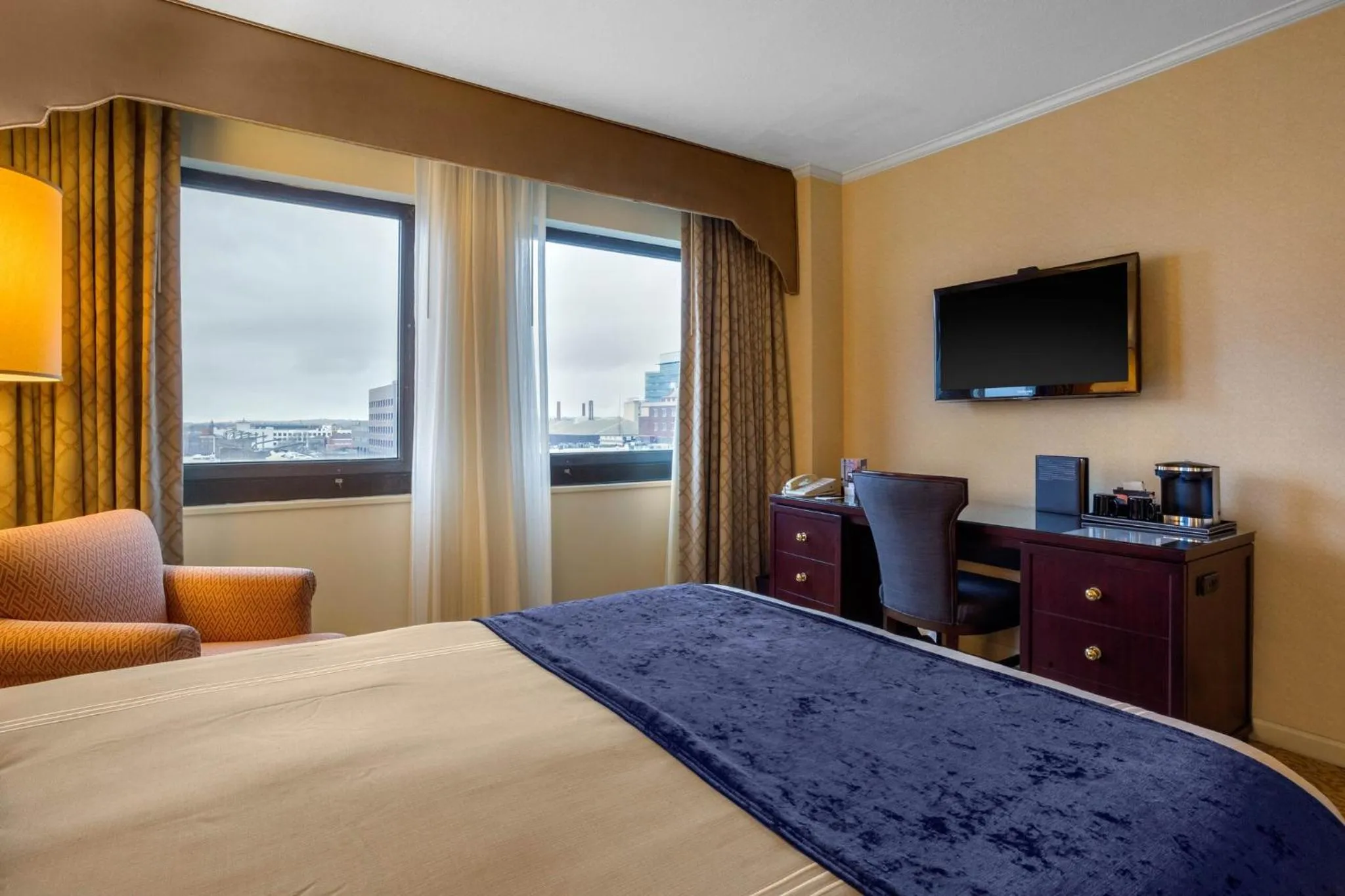 Photo of the whole room, Bed in Omni New Haven Hotel at Yale