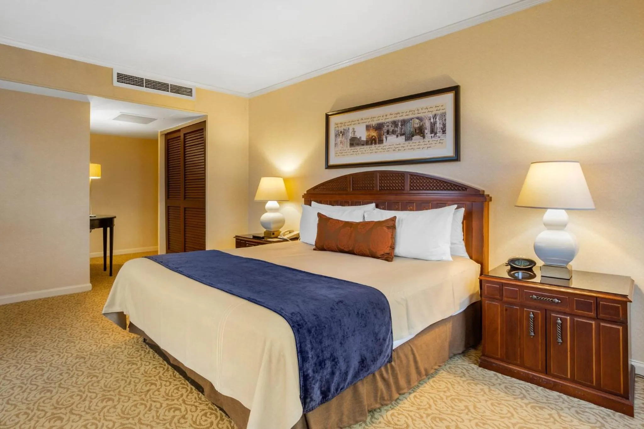 Photo of the whole room, Bed in Omni New Haven Hotel at Yale