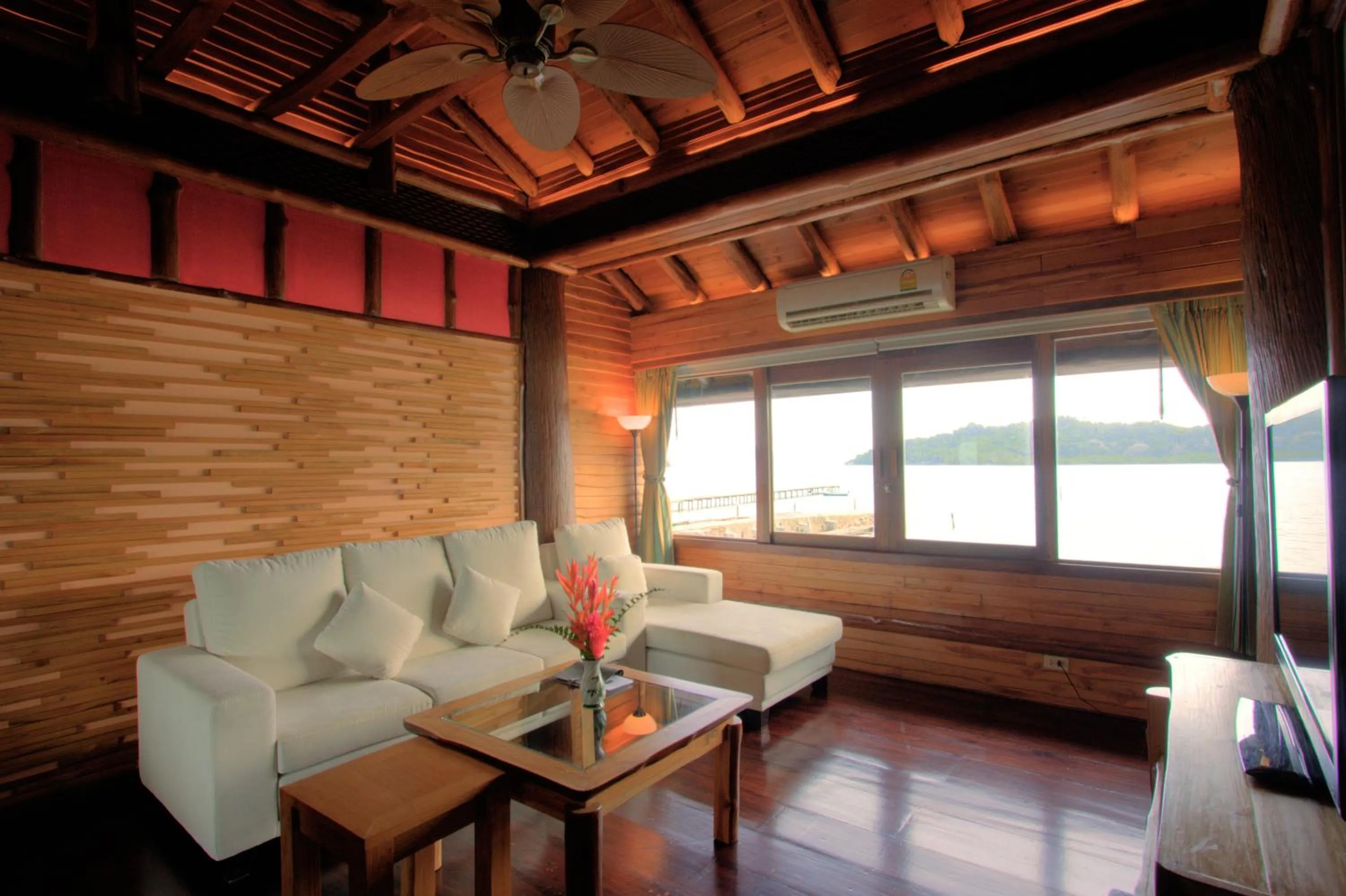 Photo of the whole room in Parama Koh Chang