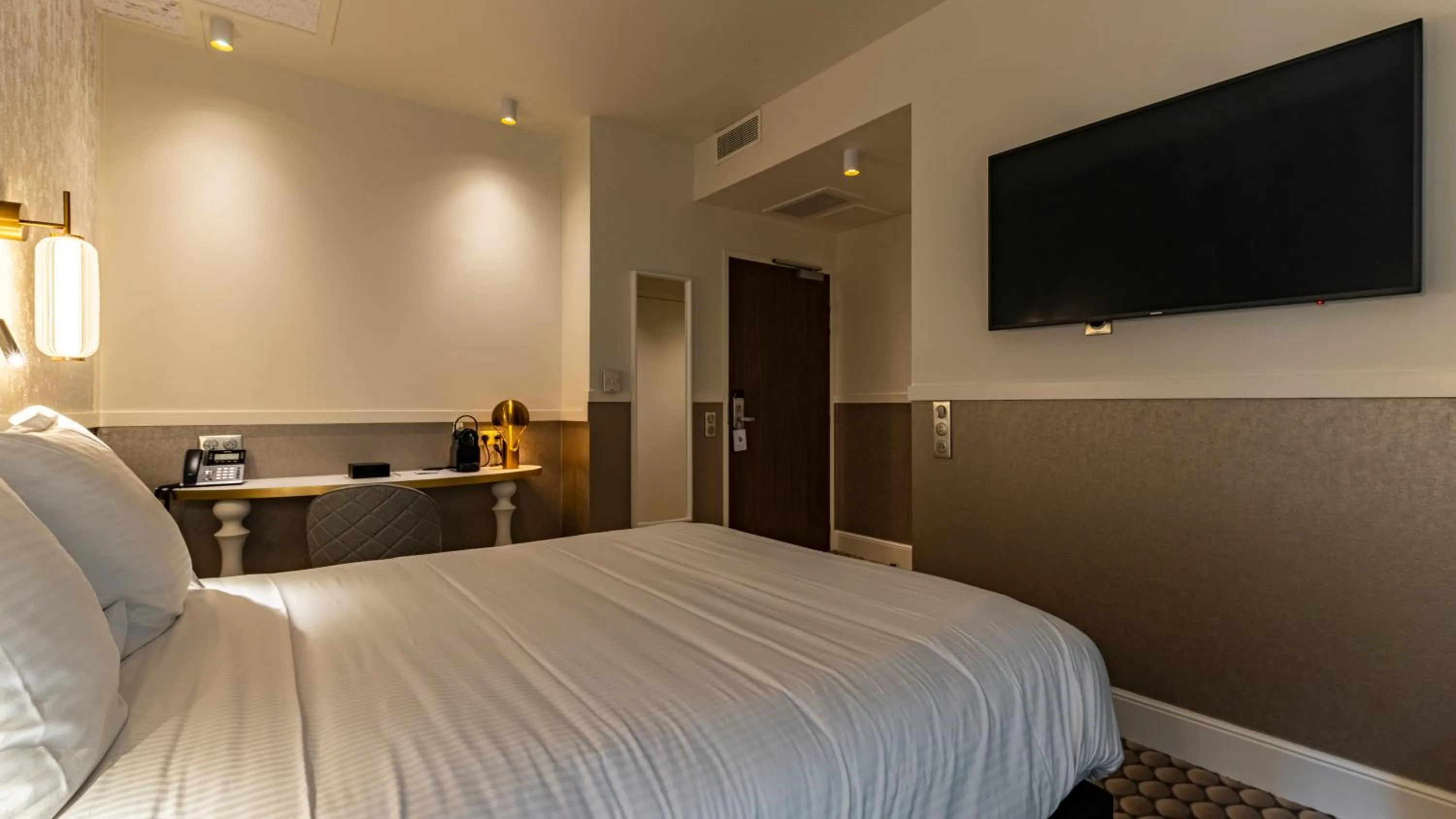 Bedroom, Bed in Continental Hotel