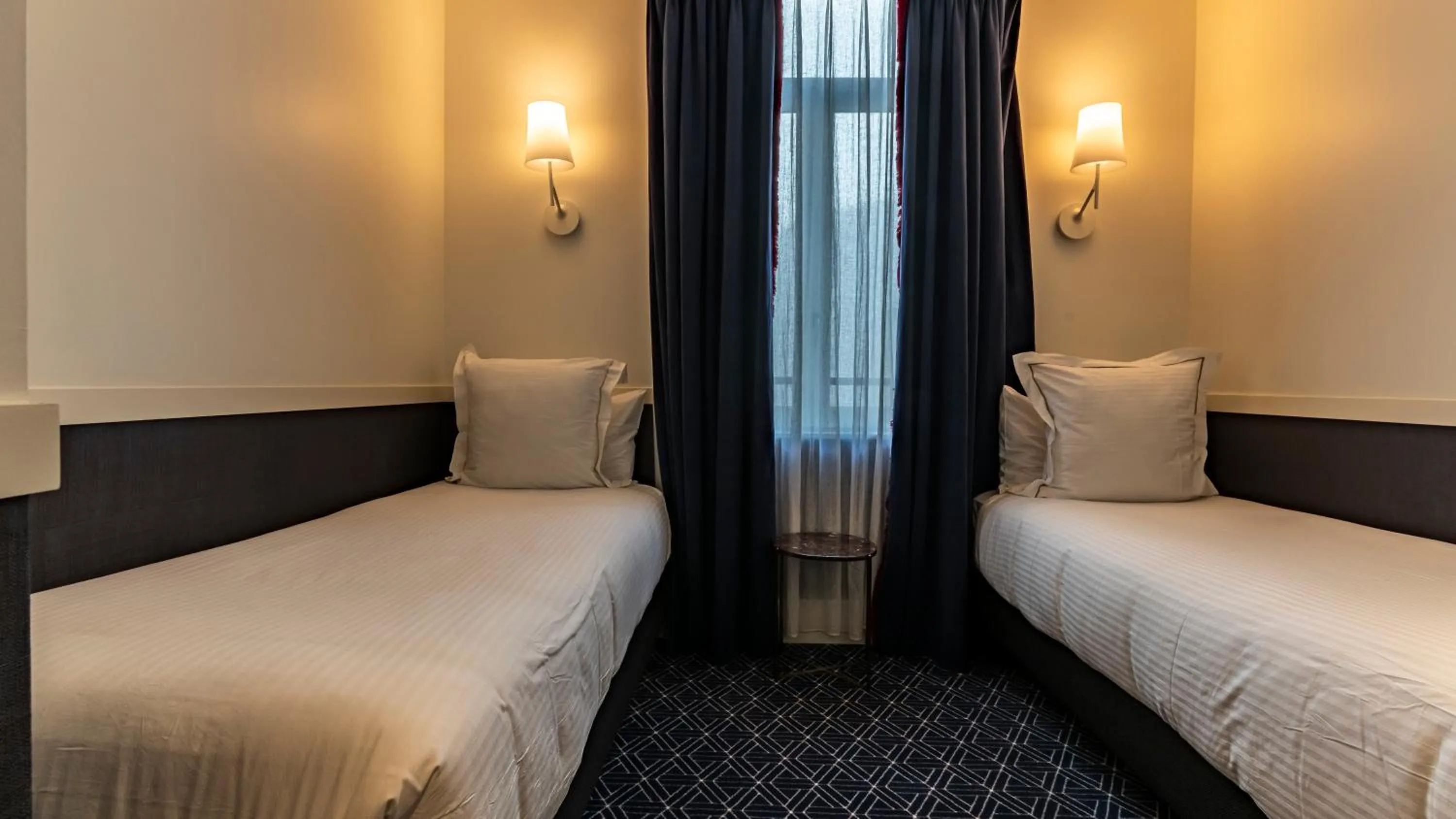 Bedroom, Bed in Continental Hotel