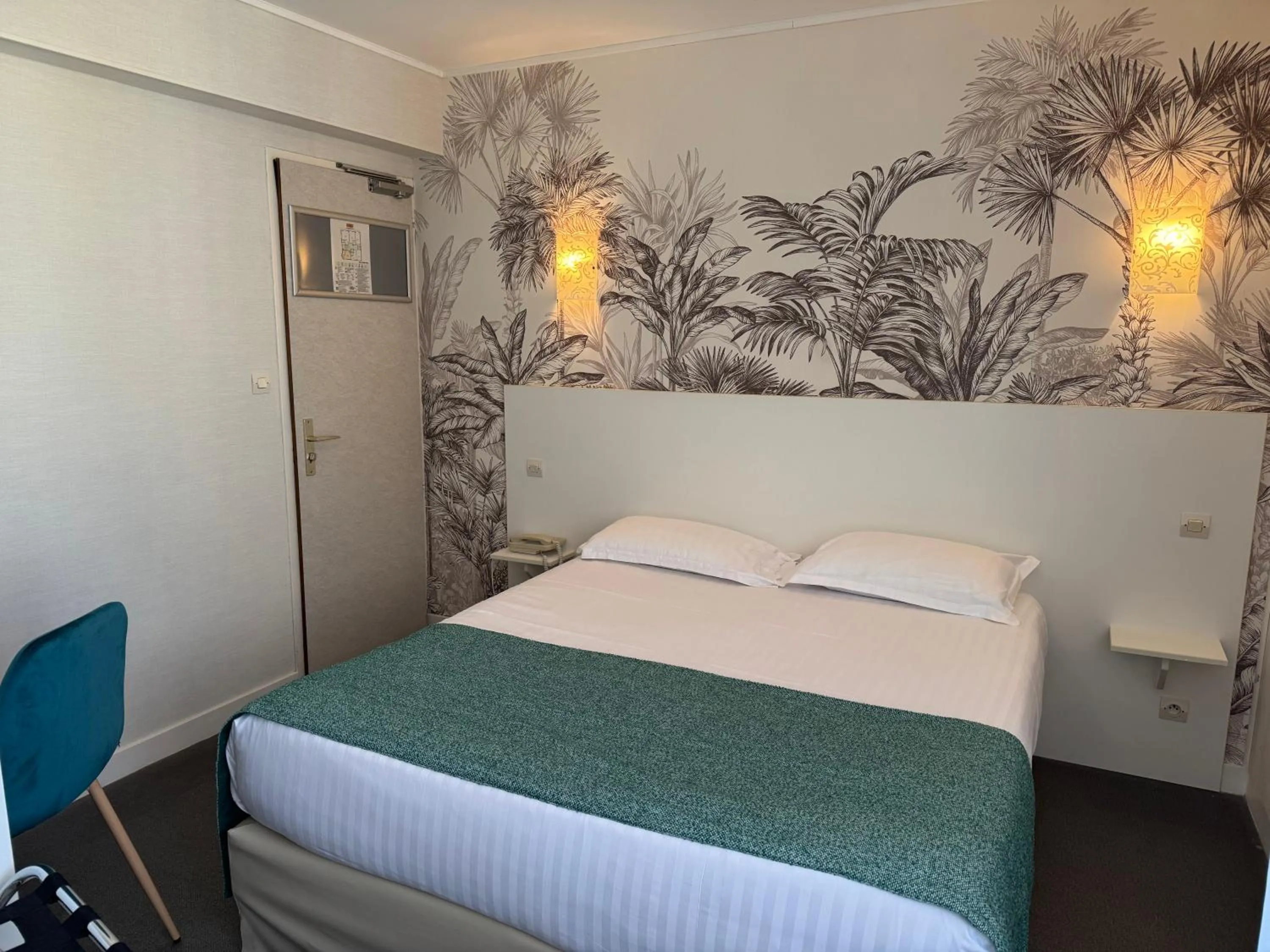 City view, Bed in Hôtel Calme Des Pins & Spa