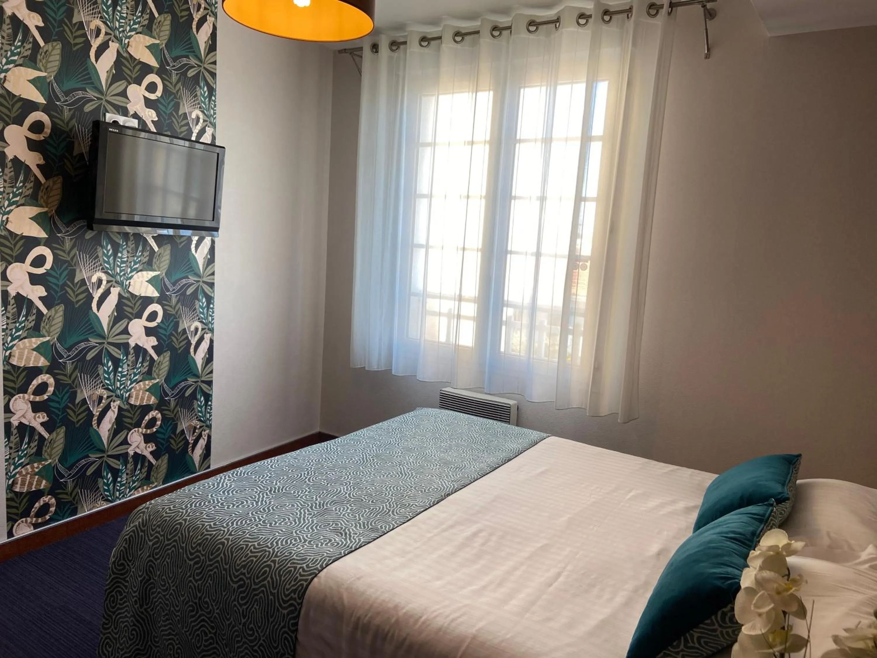 Photo of the whole room, Bed in Hôtel Calme Des Pins & Spa