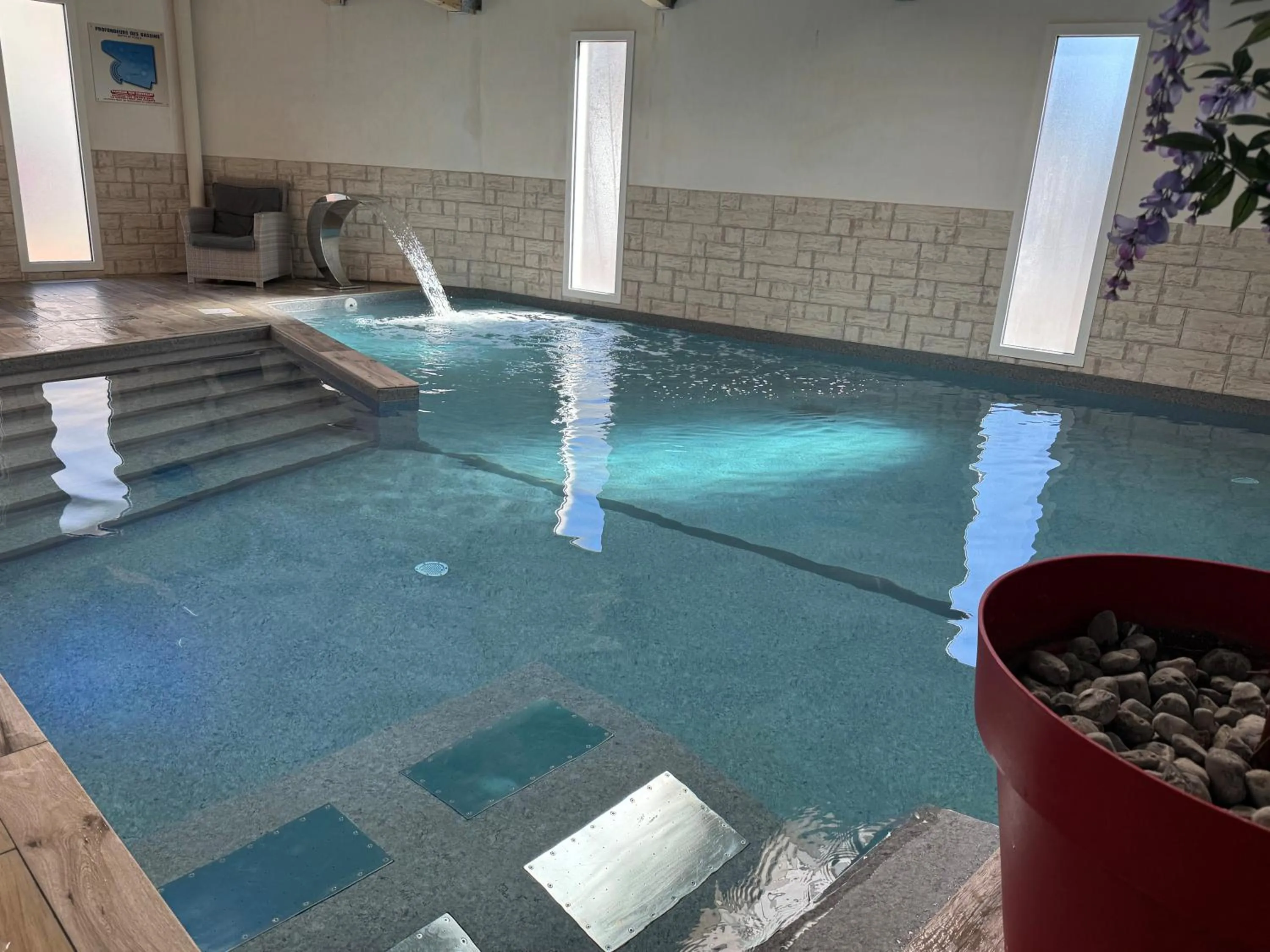 Swimming pool in Hôtel Calme Des Pins & Spa