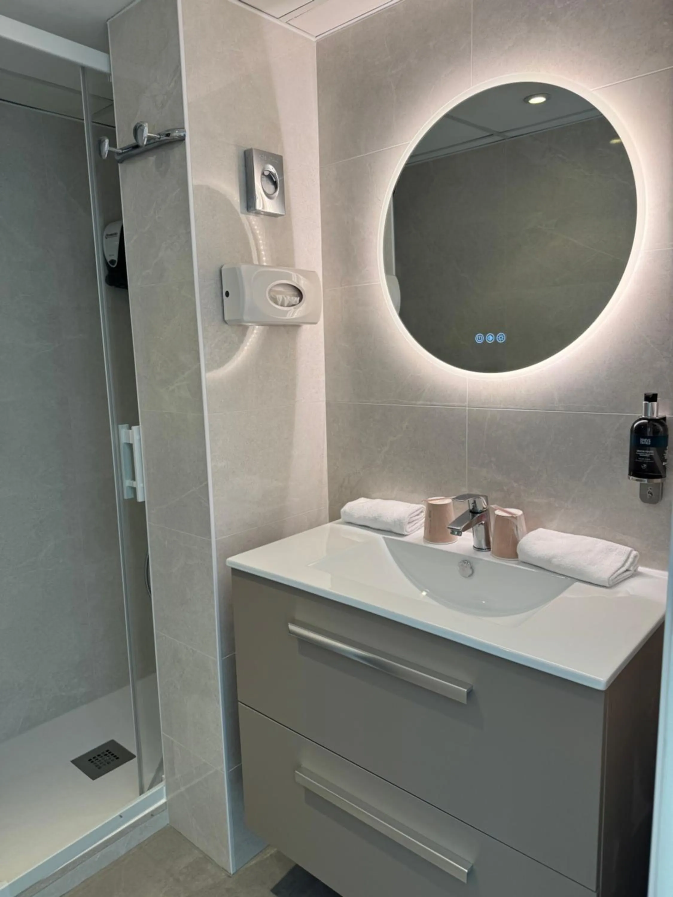 Bathroom in Hôtel Calme Des Pins & Spa