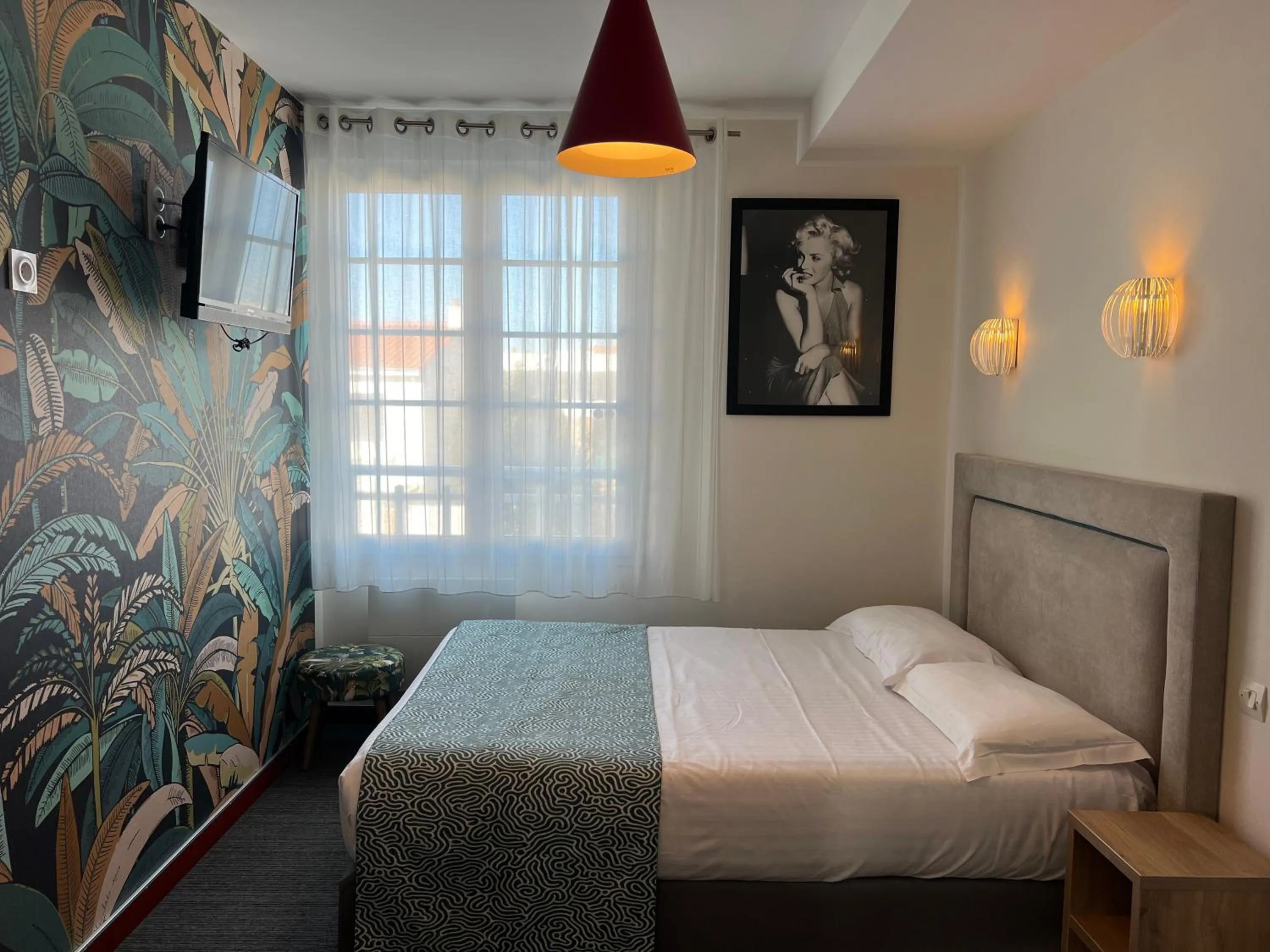 Photo of the whole room, Bed in Hôtel Calme Des Pins & Spa