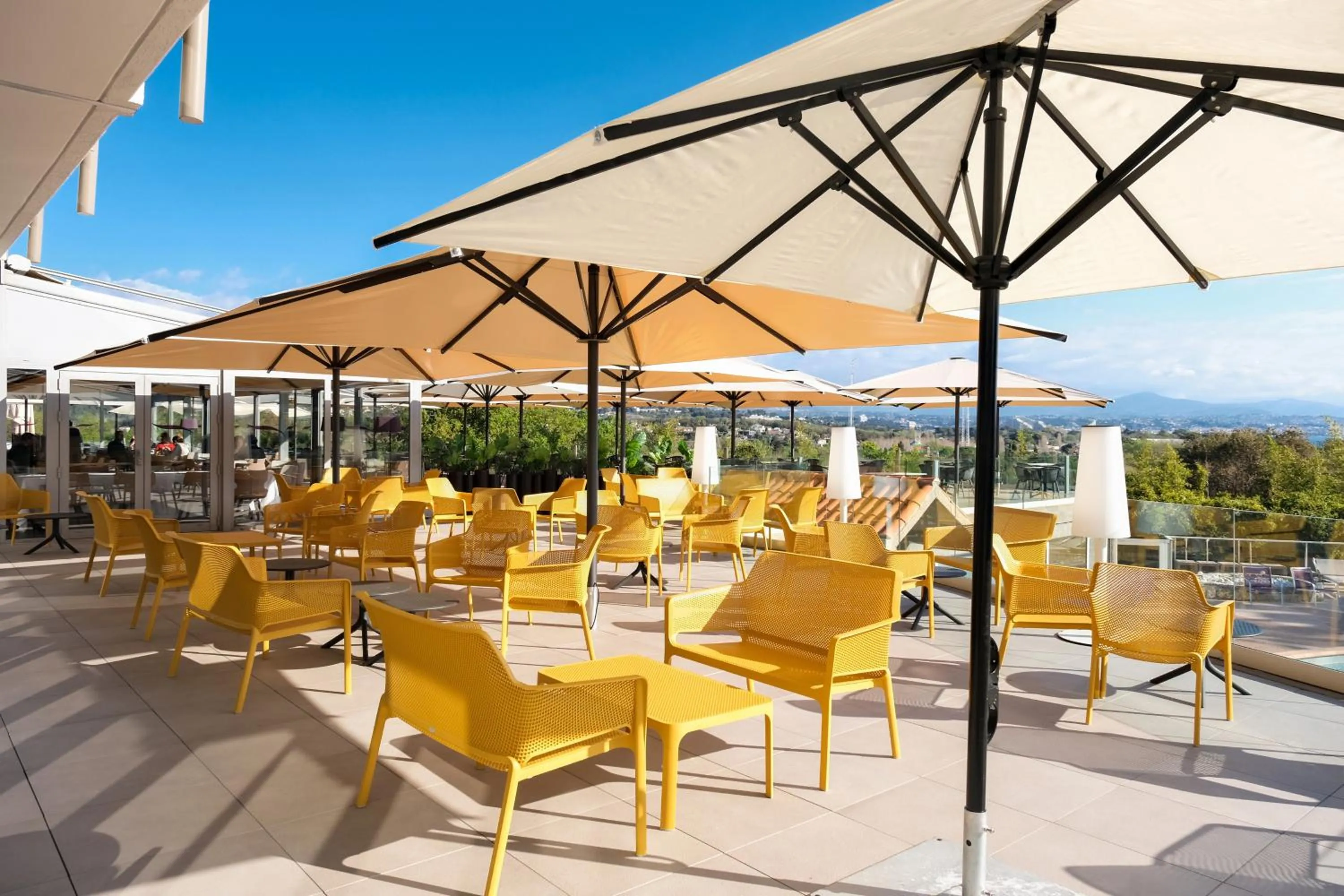 Lounge or bar in Thalazur Antibes - Hôtel & Spa