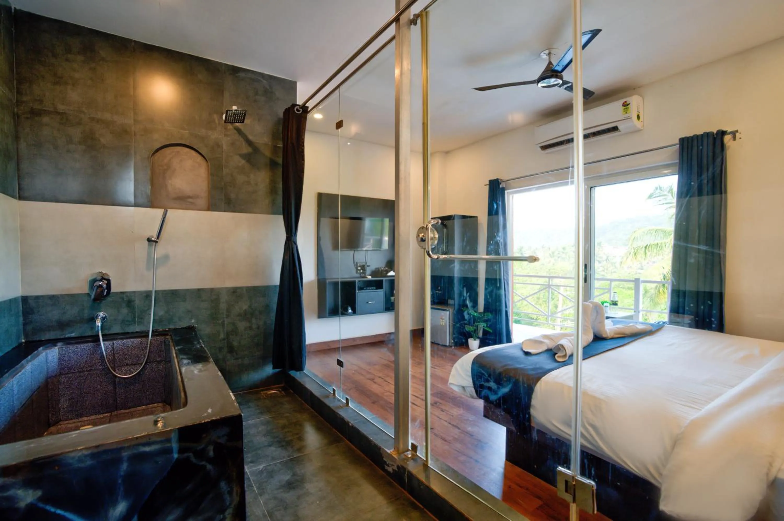 Shower, Bed in Hotel Vaggi's Place