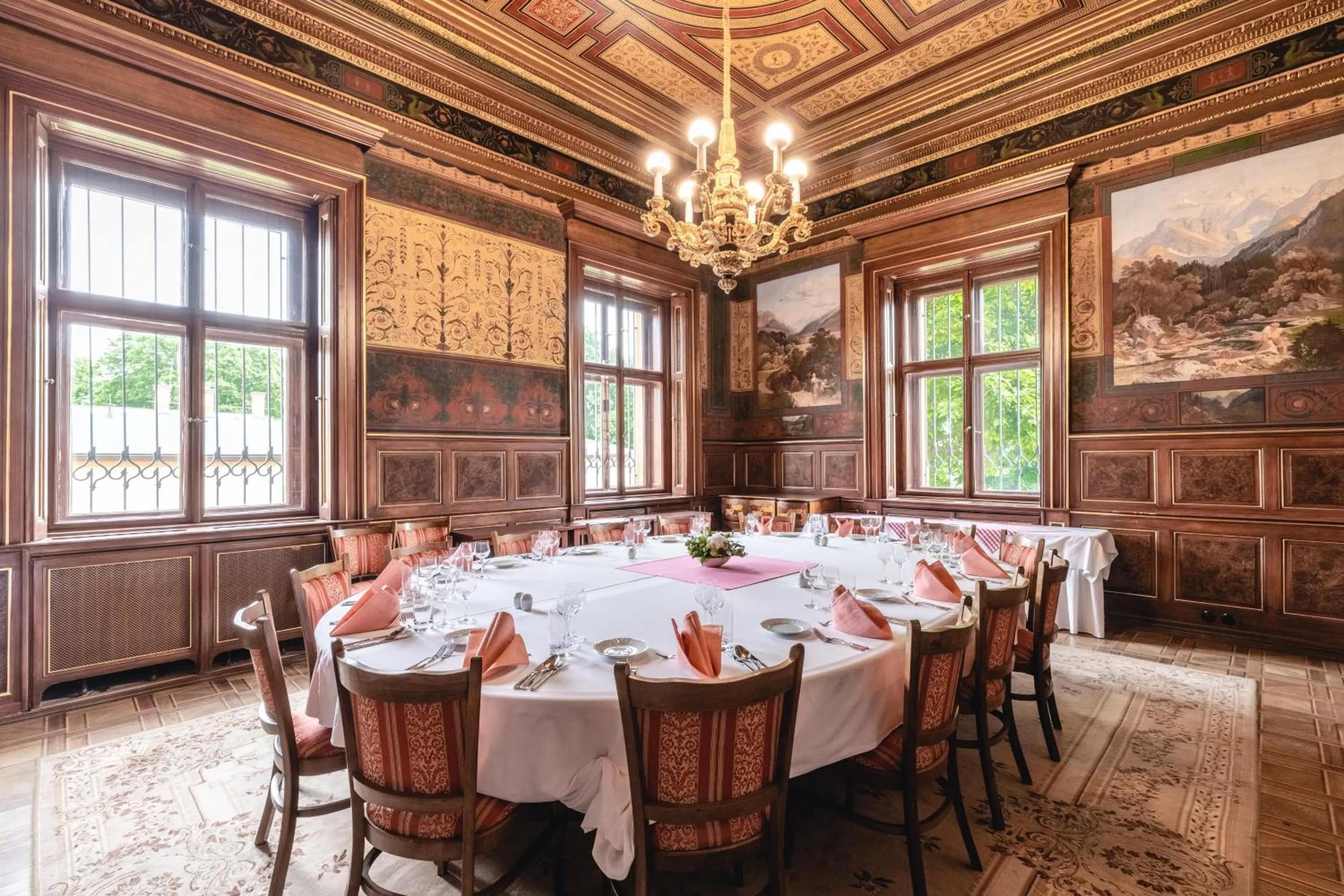 Restaurant/places to eat in Vila Lanna