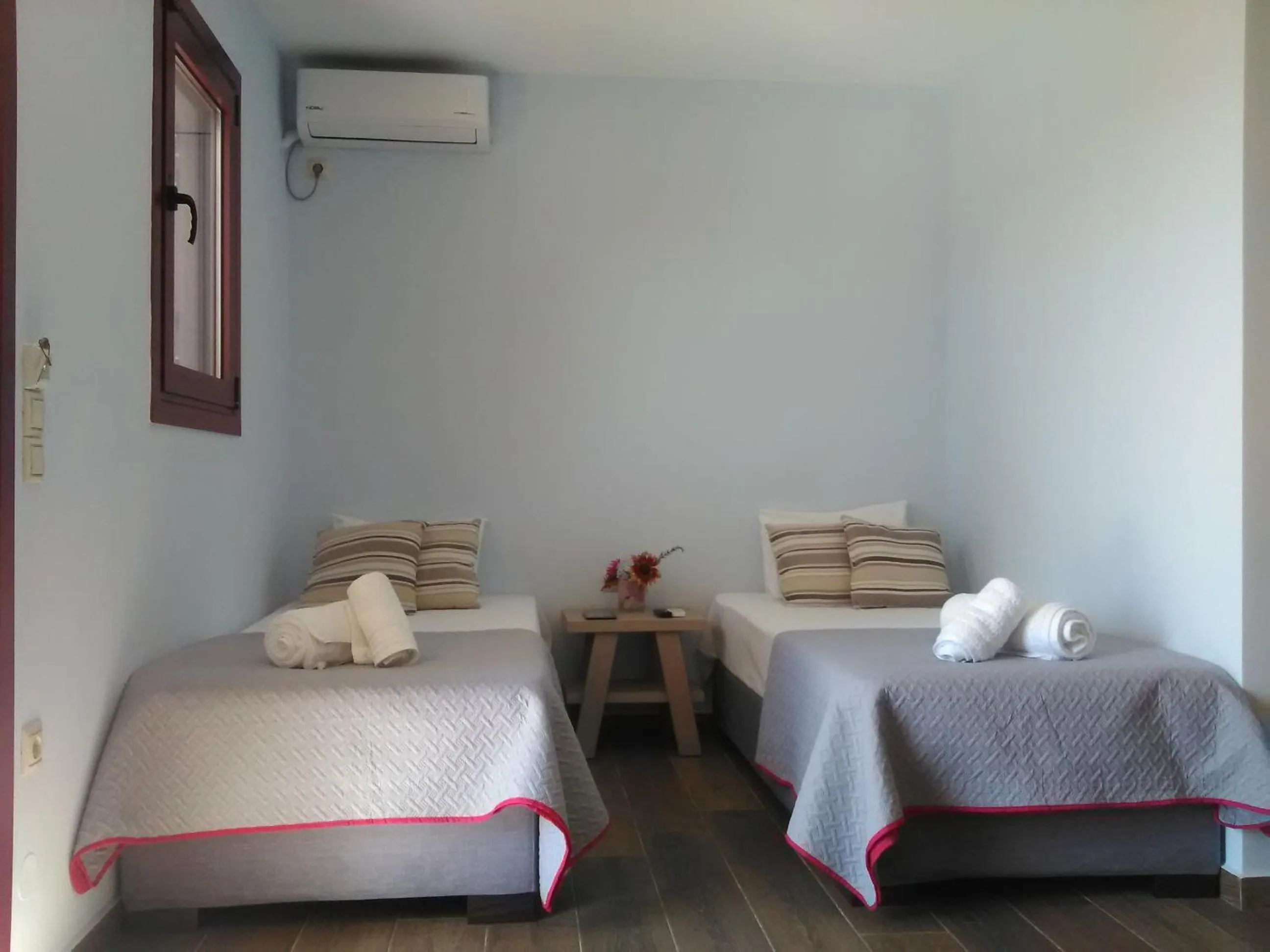 Bed in Mikros Gialos Apartments