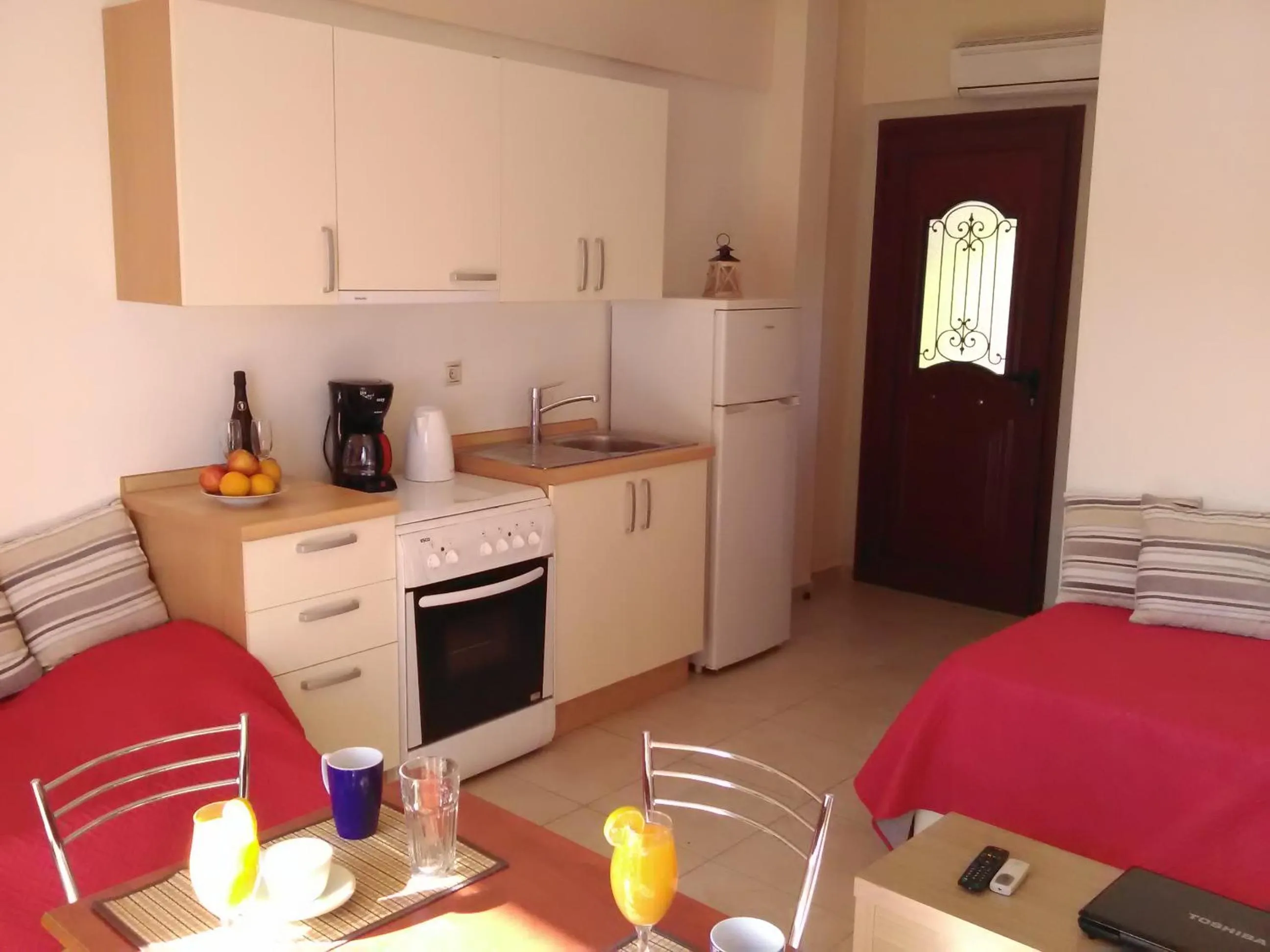 Kitchen or kitchenette in Mikros Gialos Apartments