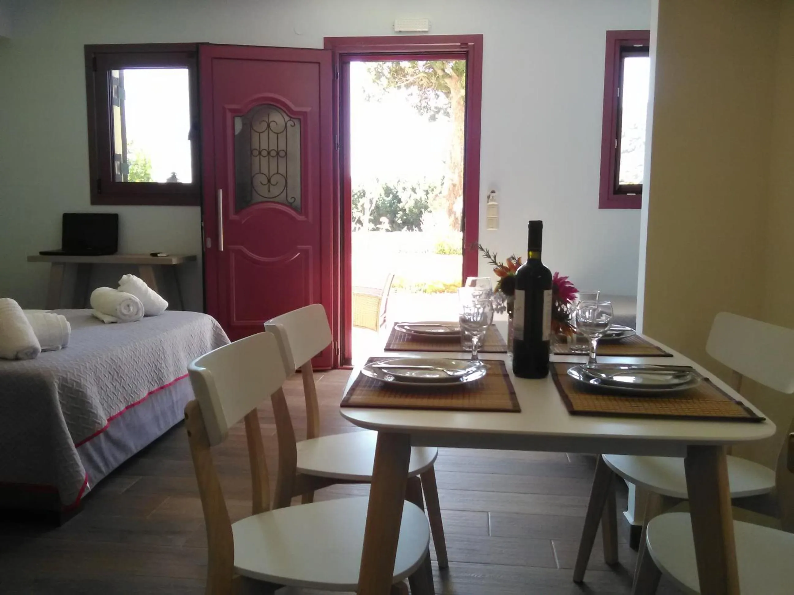 Dining area in Mikros Gialos Apartments