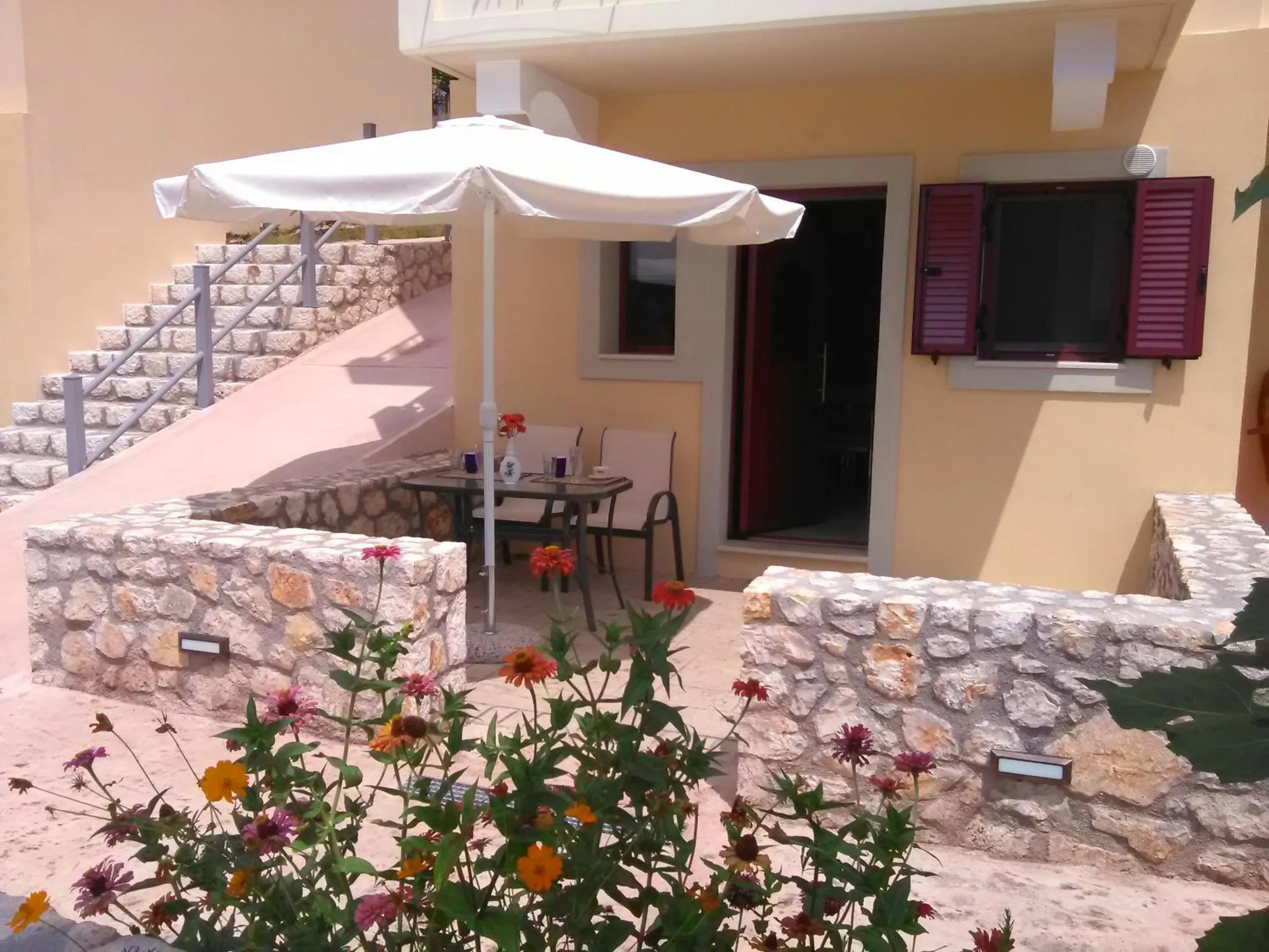 Facade/entrance in Mikros Gialos Apartments