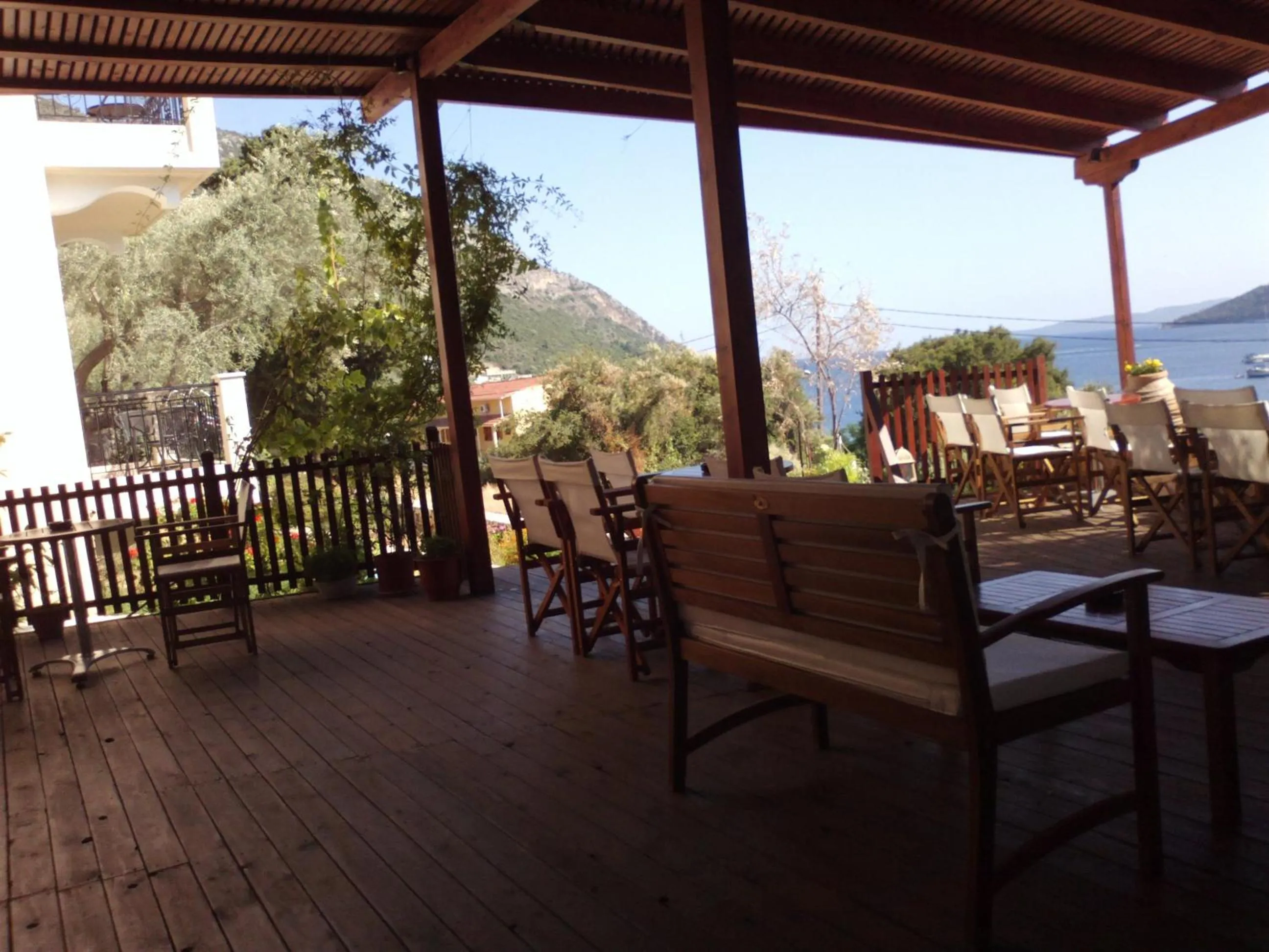 Restaurant/places to eat in Mikros Gialos Apartments