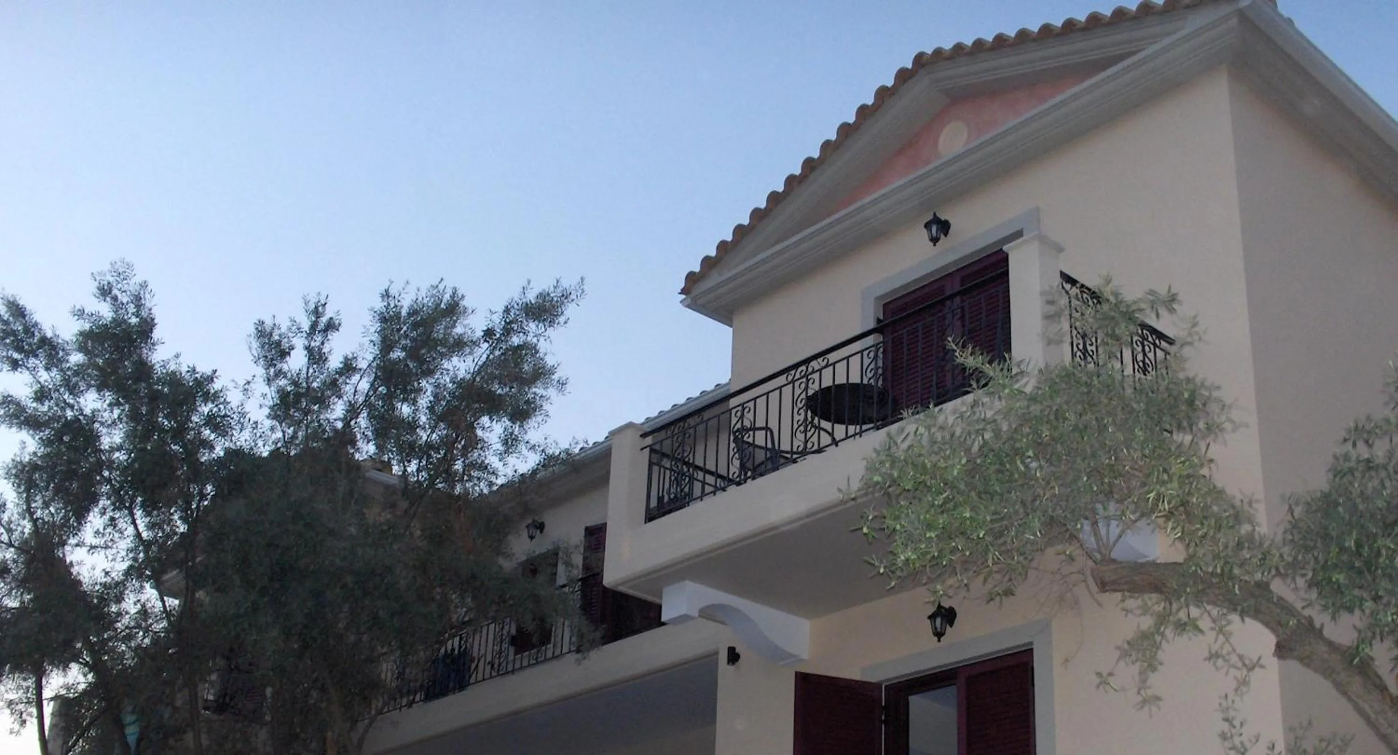 Facade/entrance in Mikros Gialos Apartments