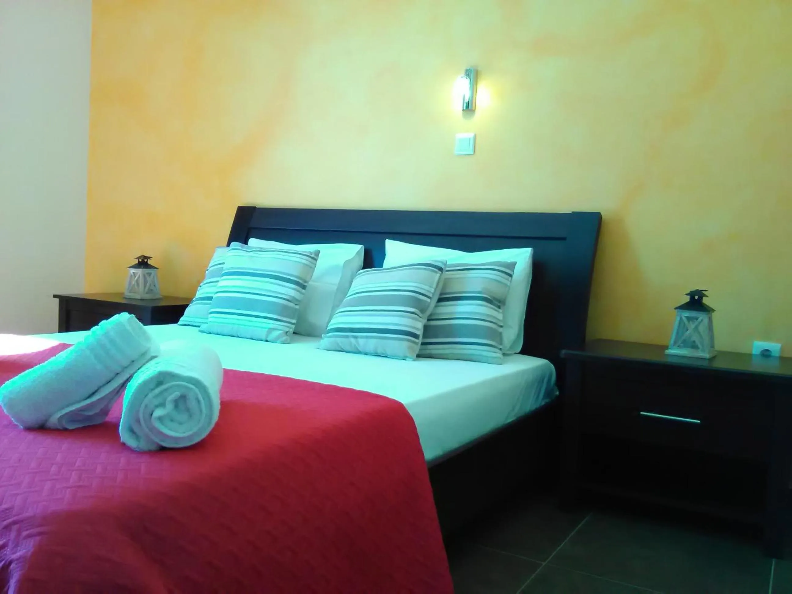 Bed in Mikros Gialos Apartments