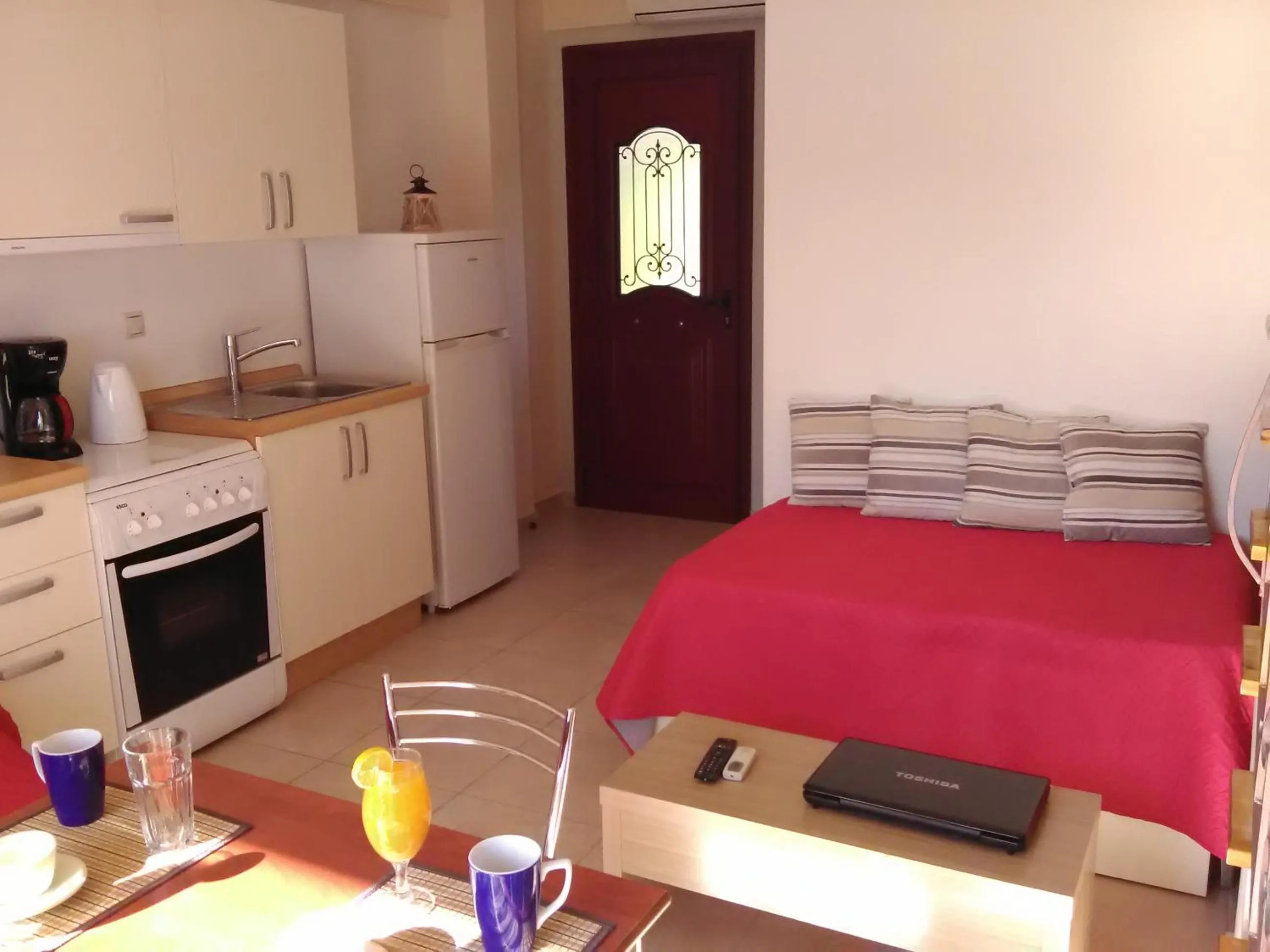 Kitchen or kitchenette, Bed in Mikros Gialos Apartments