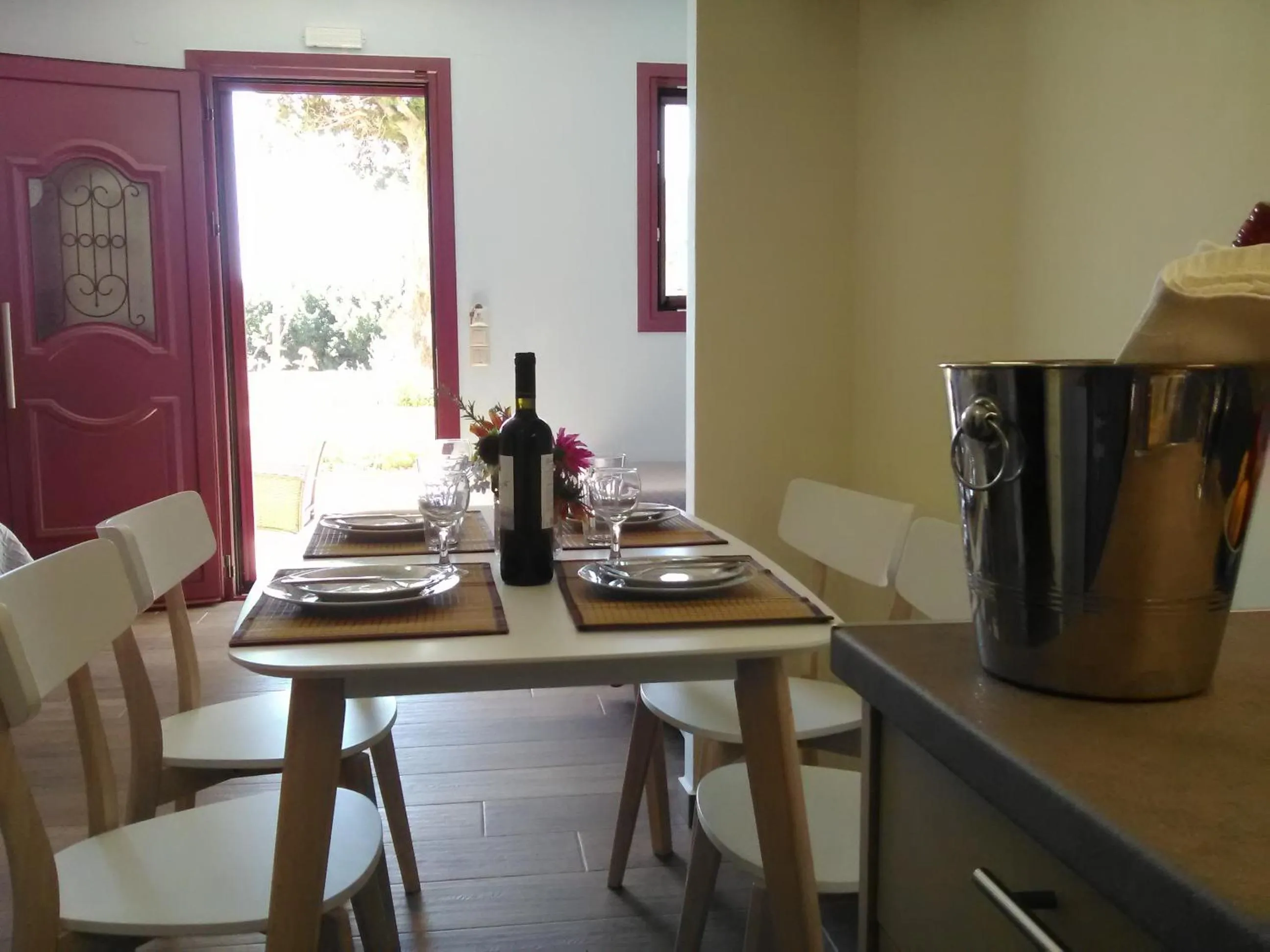 Dining area in Mikros Gialos Apartments