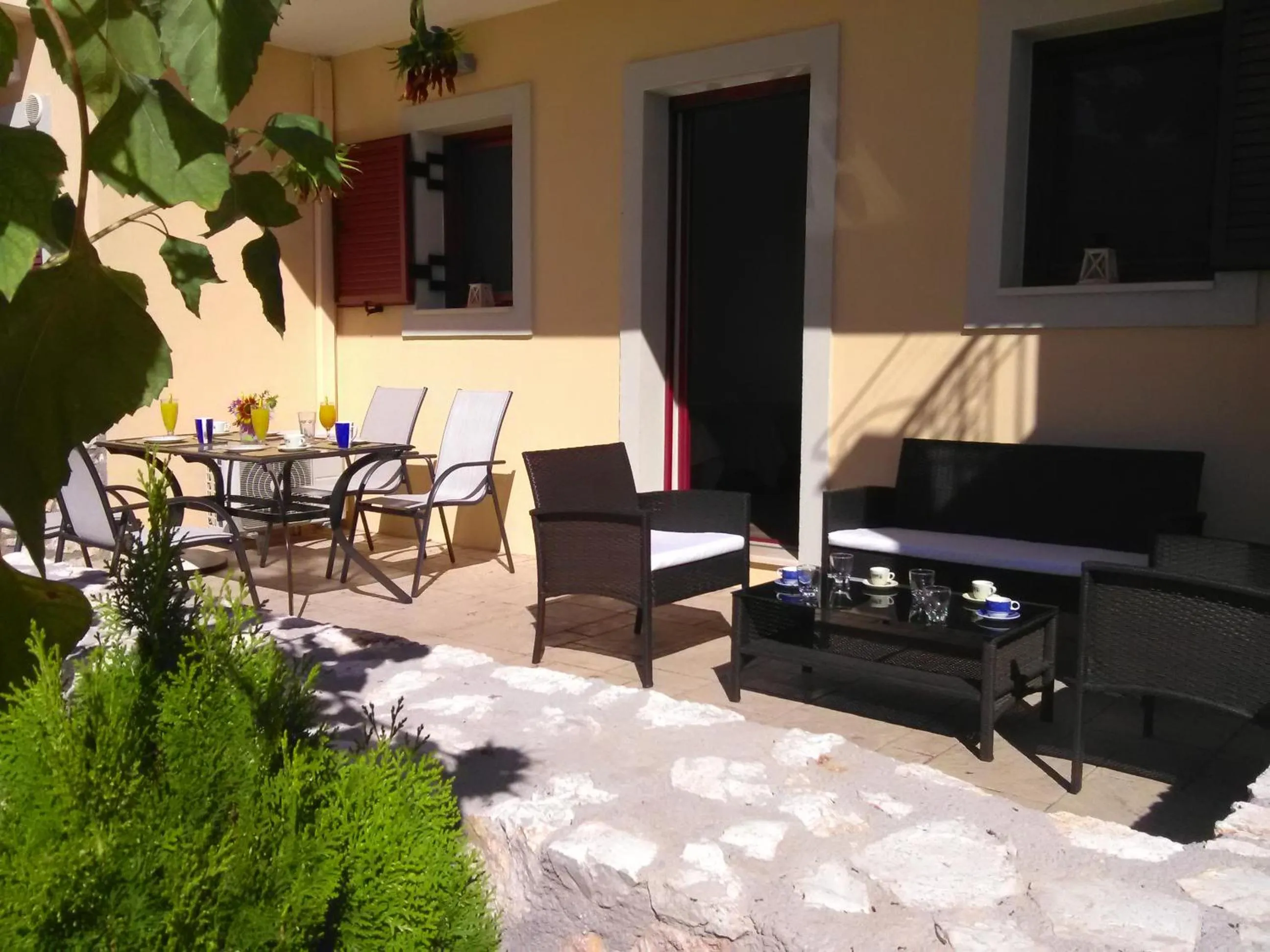 Area and facilities in Mikros Gialos Apartments