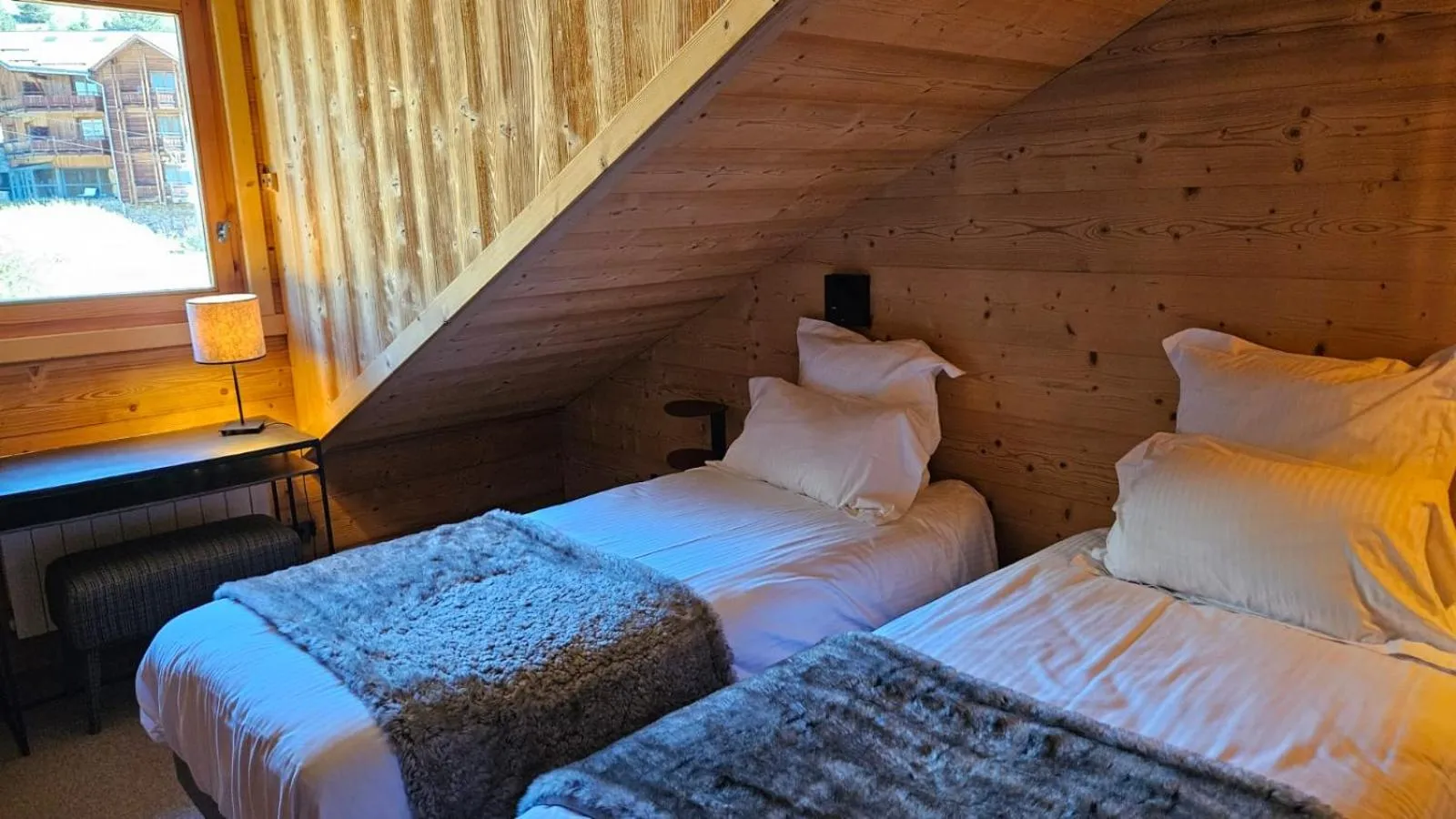 Bed in Le Chalet Blanc Hôtel & Spa