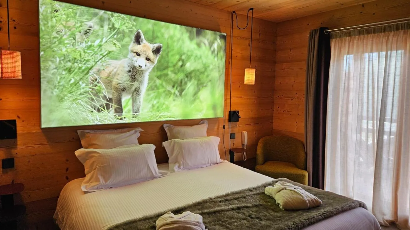 Bed in Le Chalet Blanc Hôtel & Spa