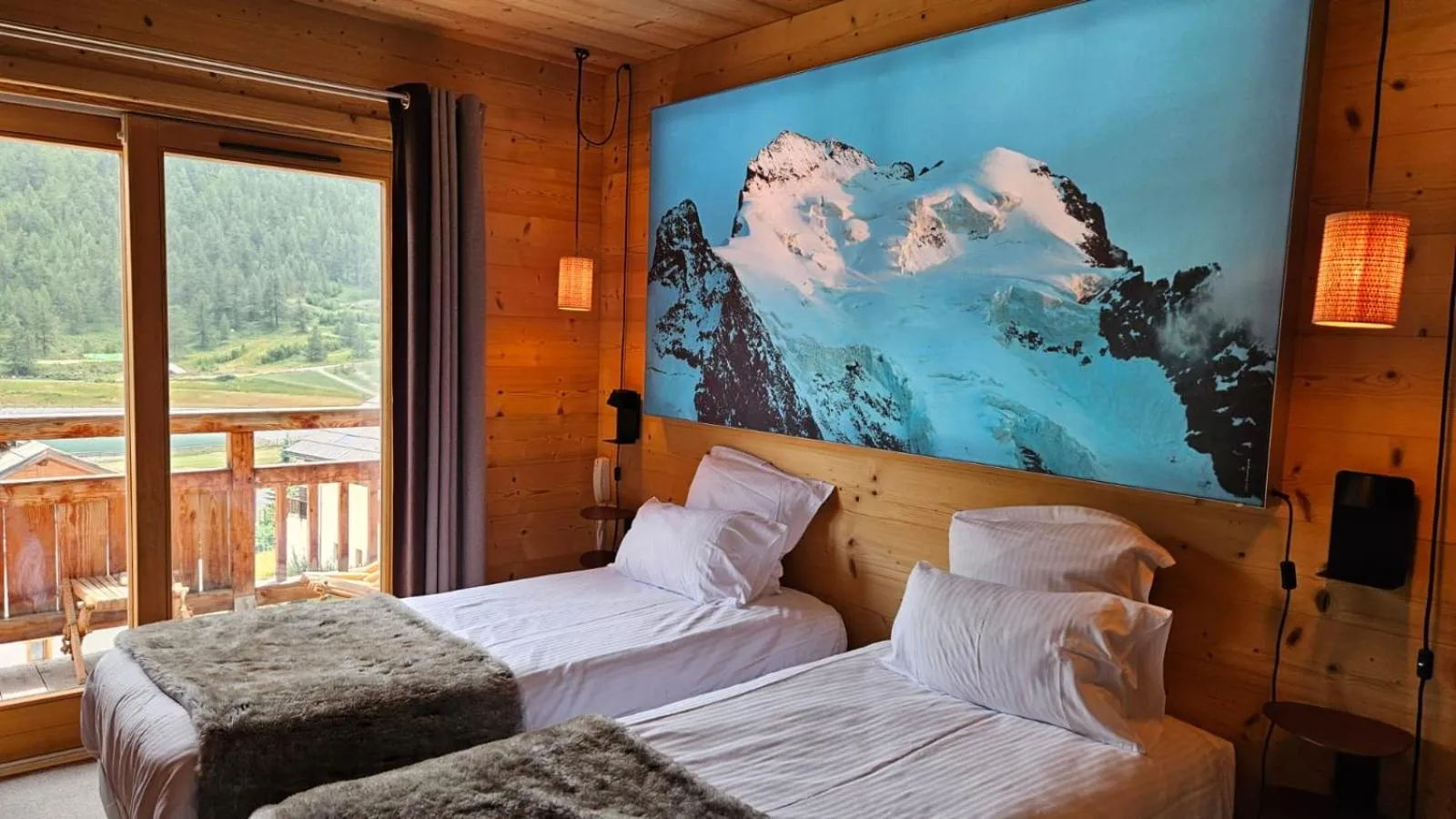 Bed in Le Chalet Blanc Hôtel & Spa