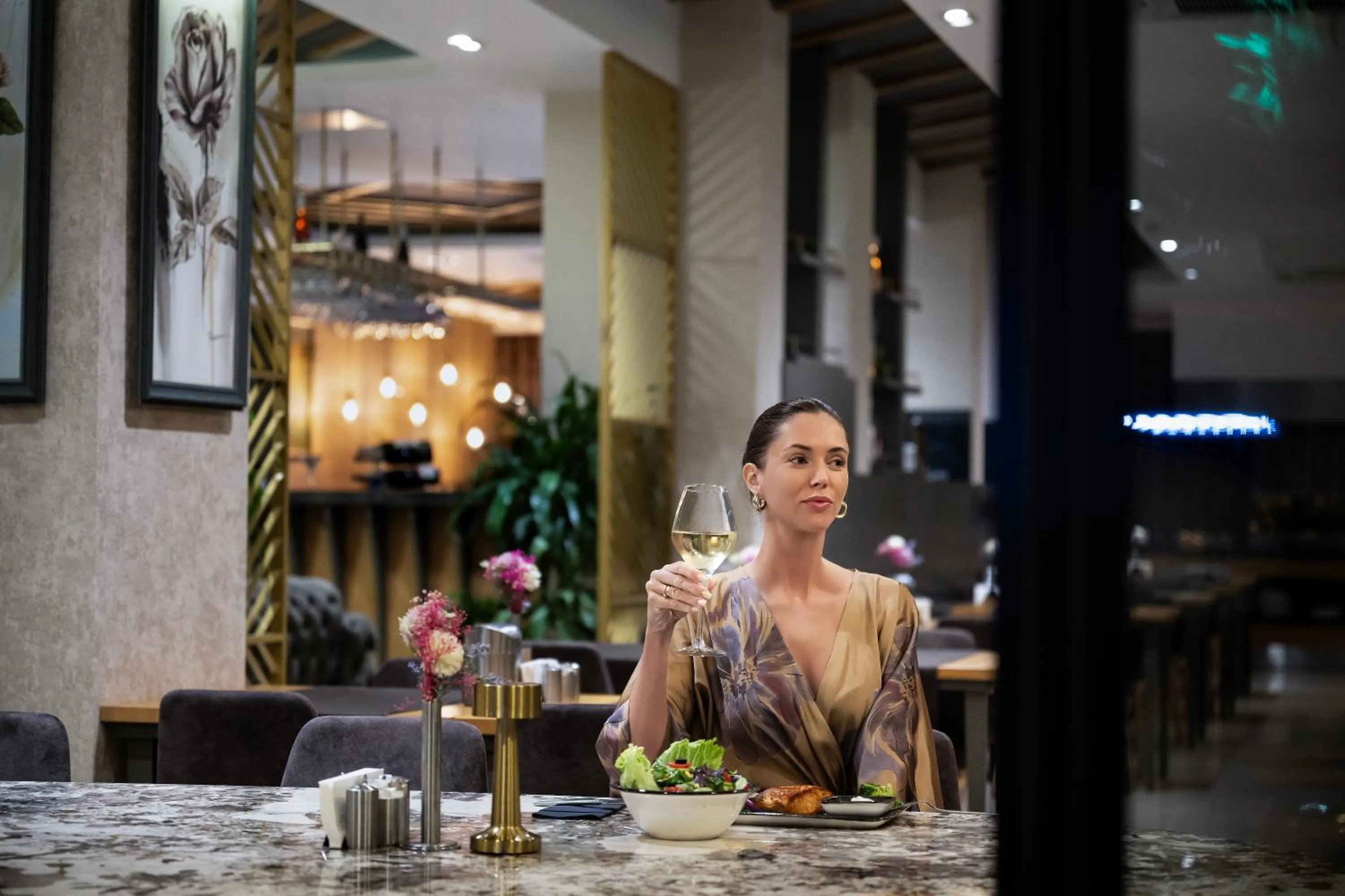 Food and drinks in Sealife Lounge - Adult only