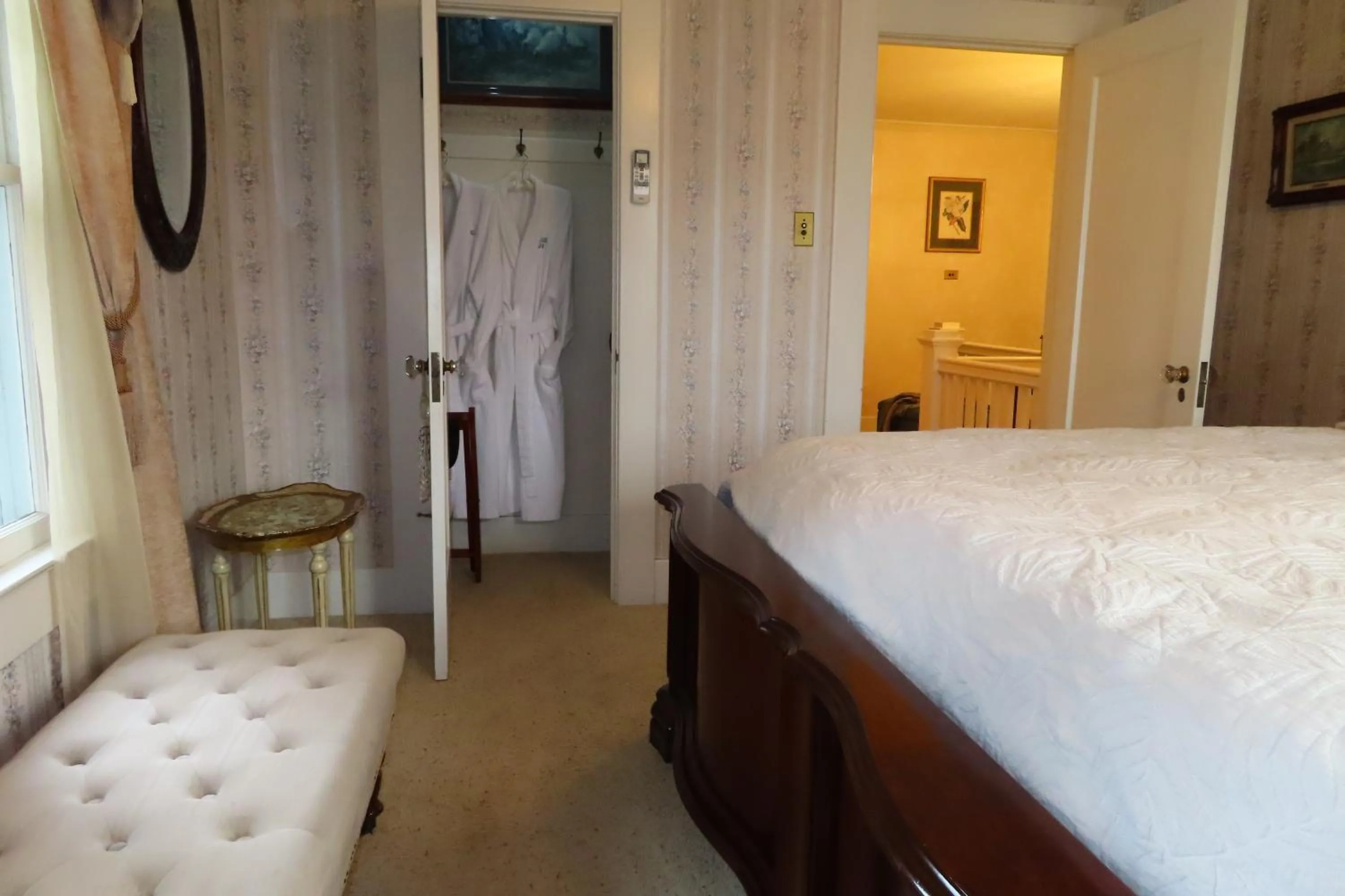 Bedroom, Bed in Terraluna Inn