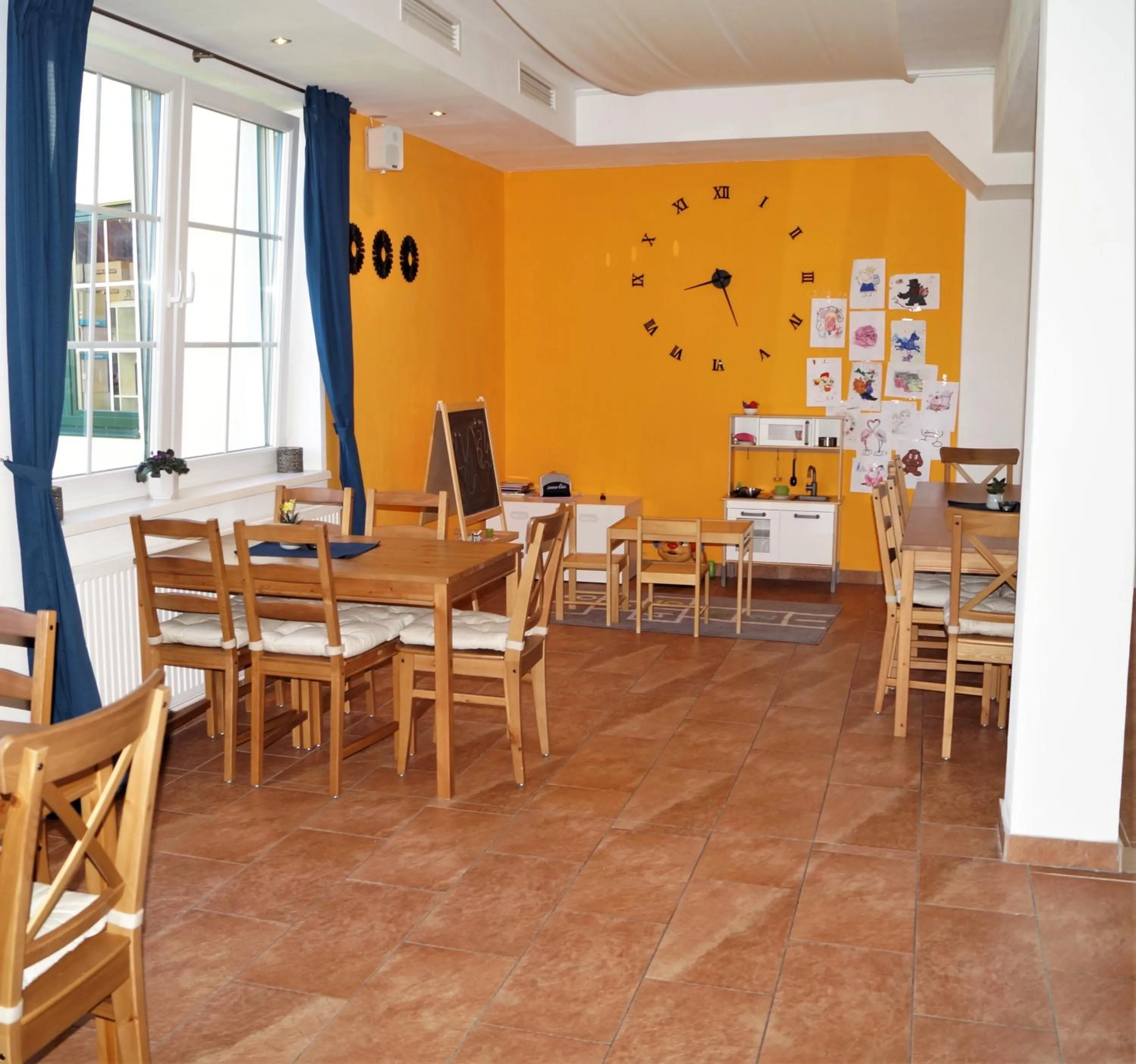 Restaurant/places to eat in Alpendorf Dachstein West by ALPS RESORTS