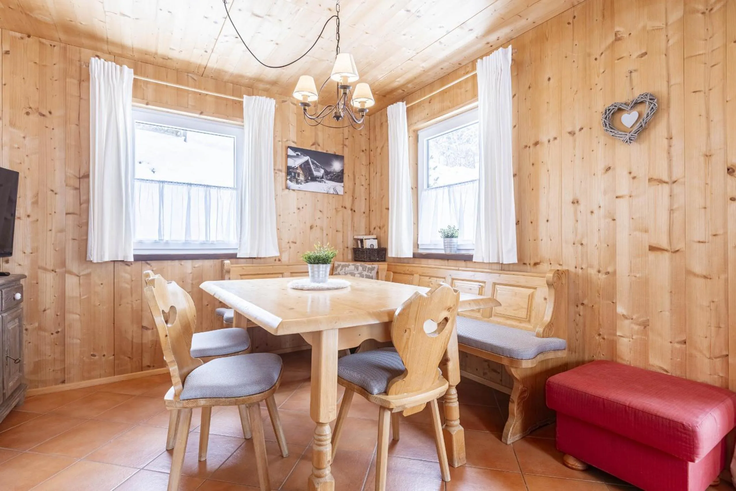 Dining area in Alpendorf Dachstein West by ALPS RESORTS