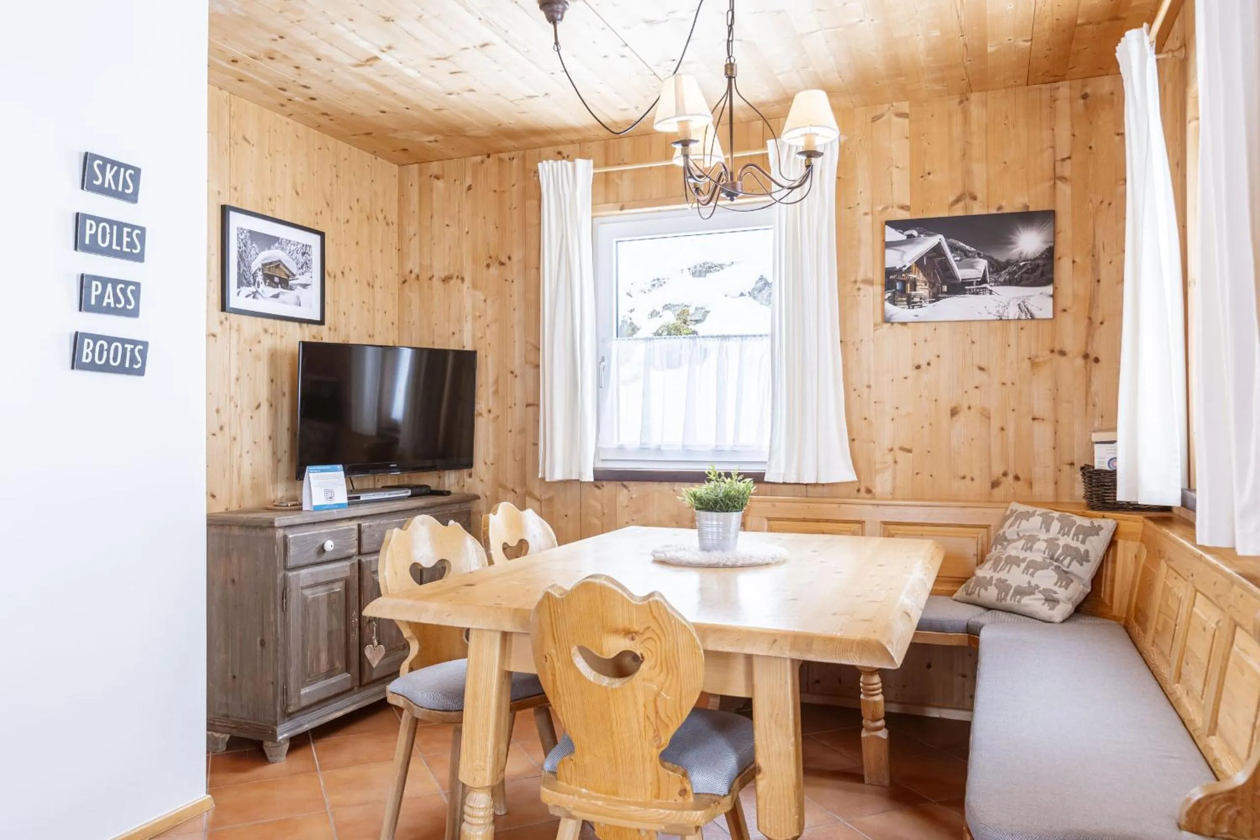 Dining area in Alpendorf Dachstein West by ALPS RESORTS