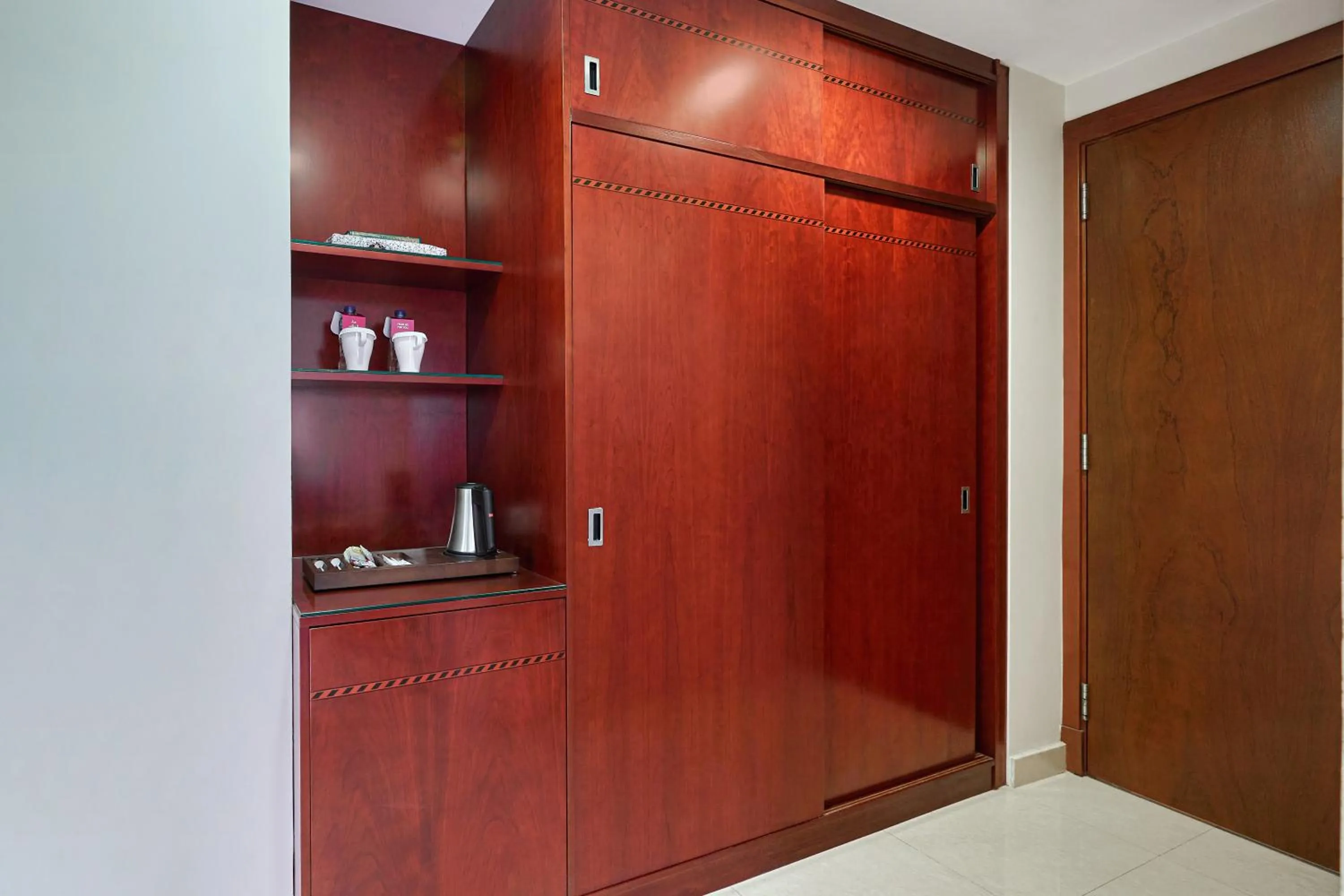 wardrobe in Makarem Mina Hotel