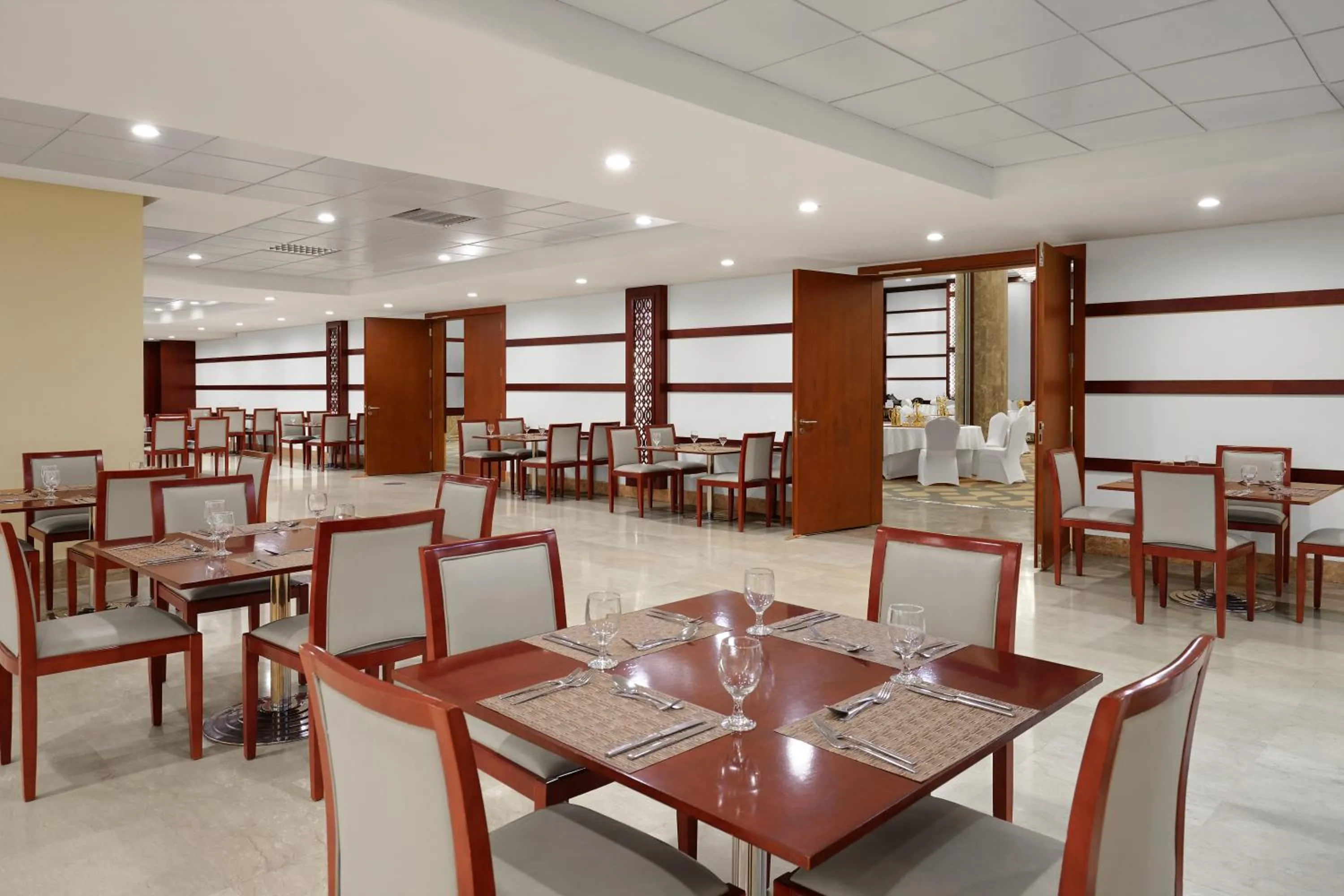 Restaurant/places to eat in Makarem Mina Hotel
