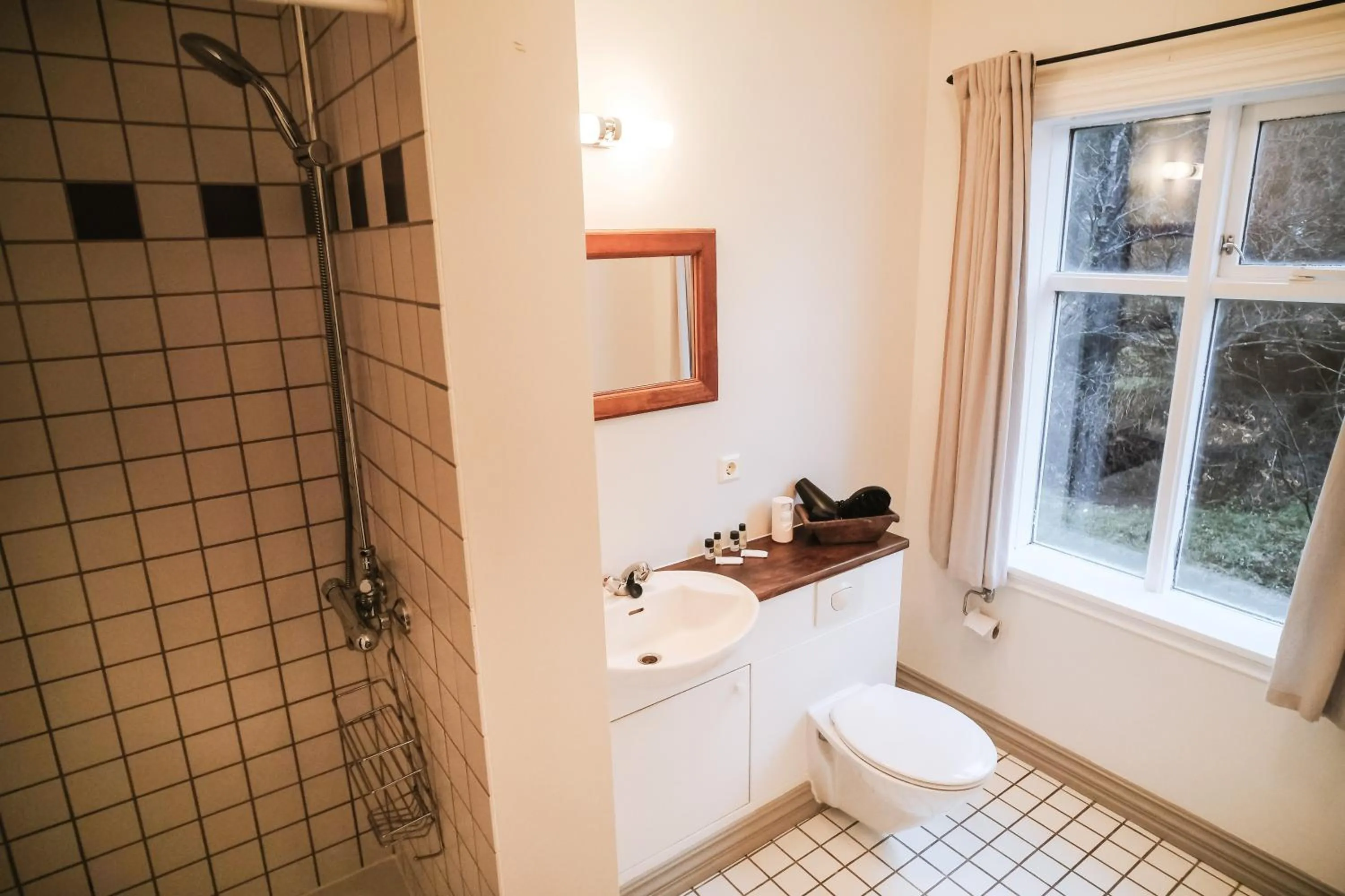 Toilet in Bankinn - Hotel by Aldan