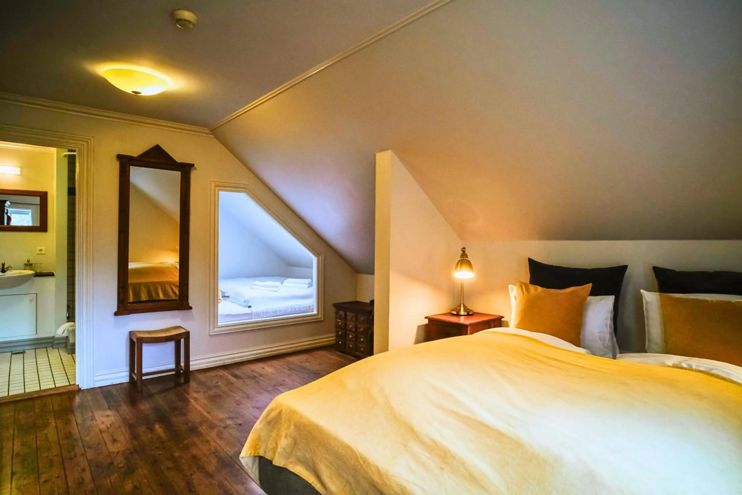 Bedroom, Bed in Bankinn - Hotel by Aldan