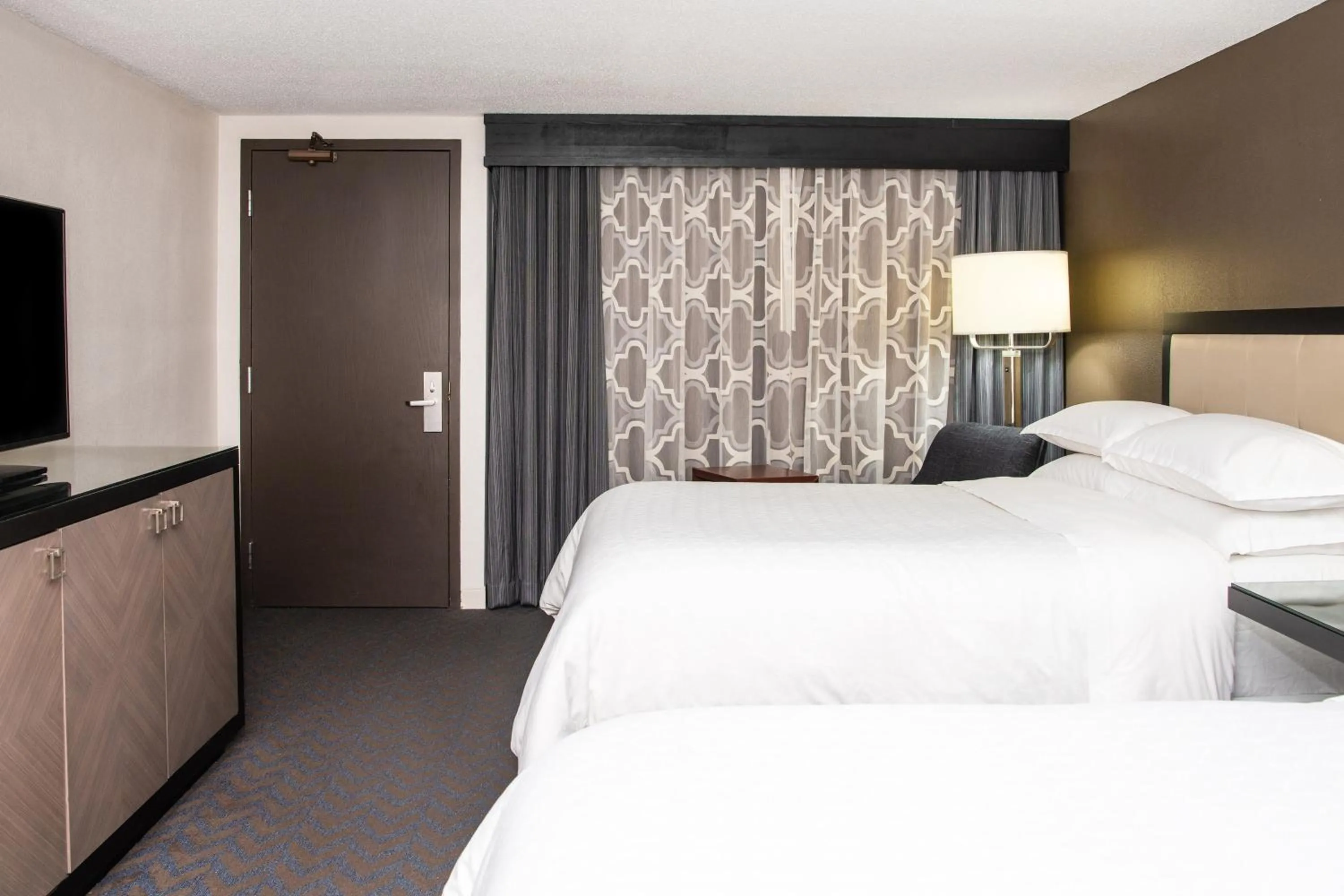 Swimming pool, Bed in Sheraton Minneapolis West Hotel