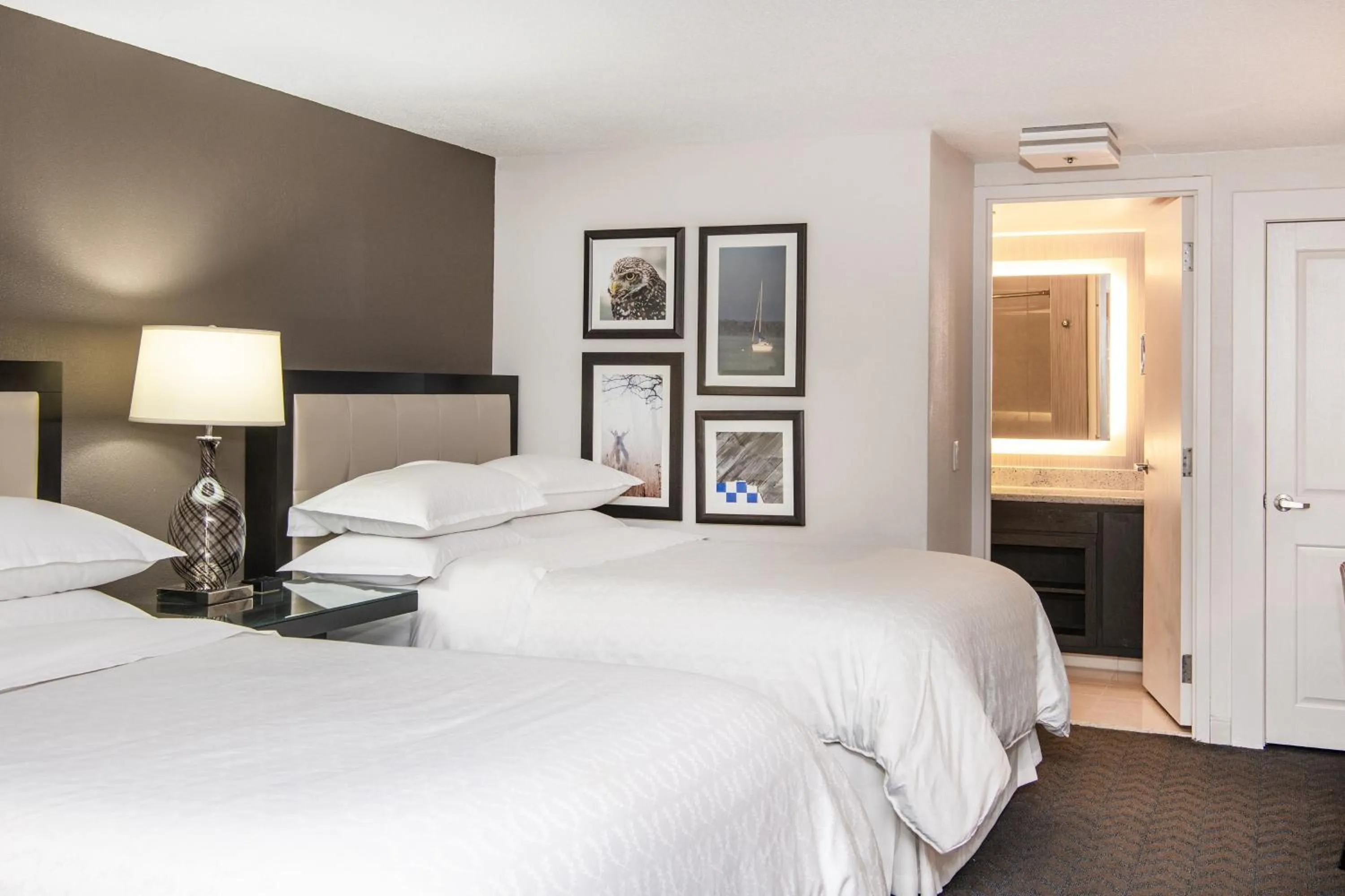 Swimming pool, Bed in Sheraton Minneapolis West Hotel