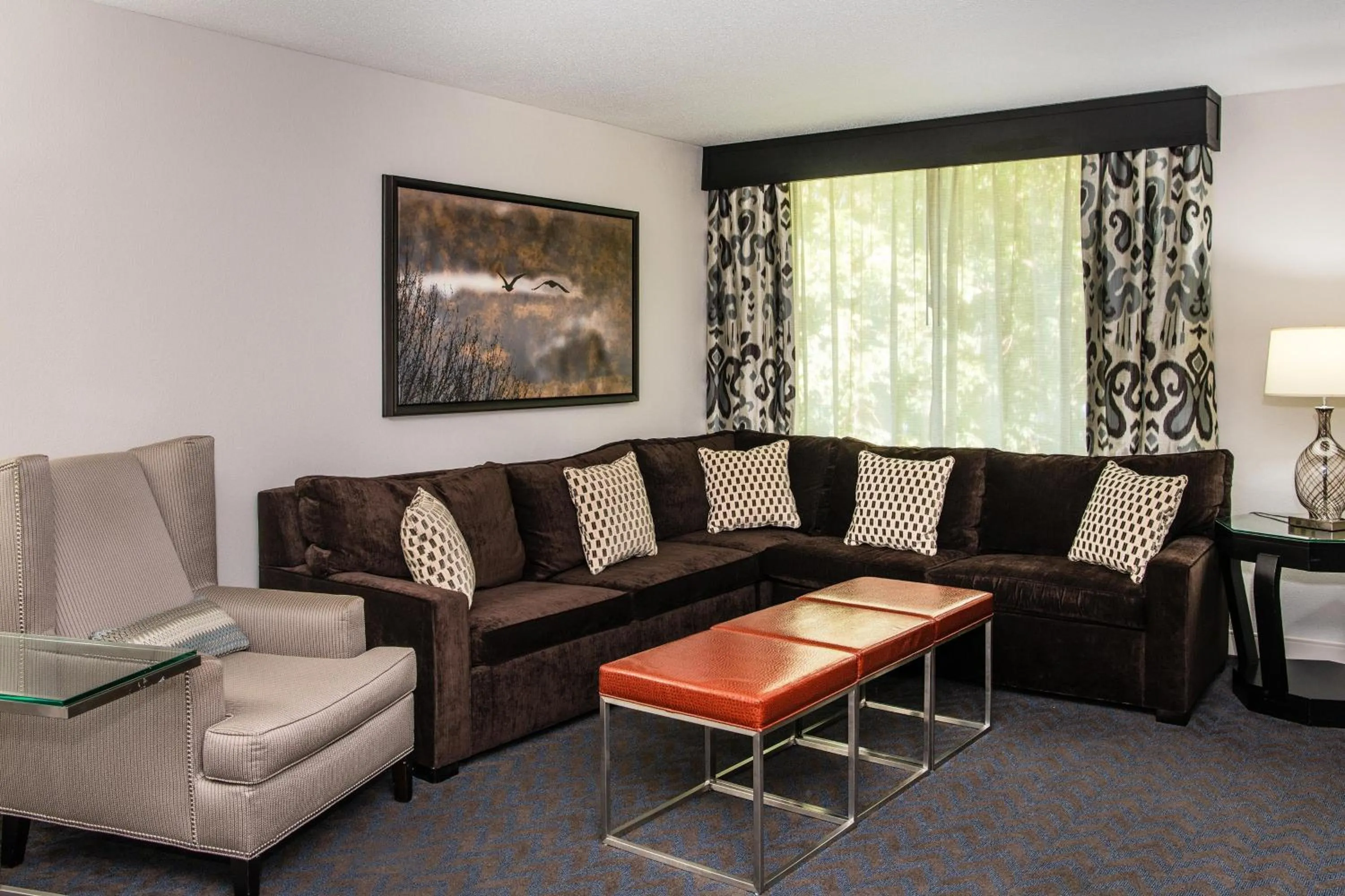 Living room in Sheraton Minneapolis West Hotel