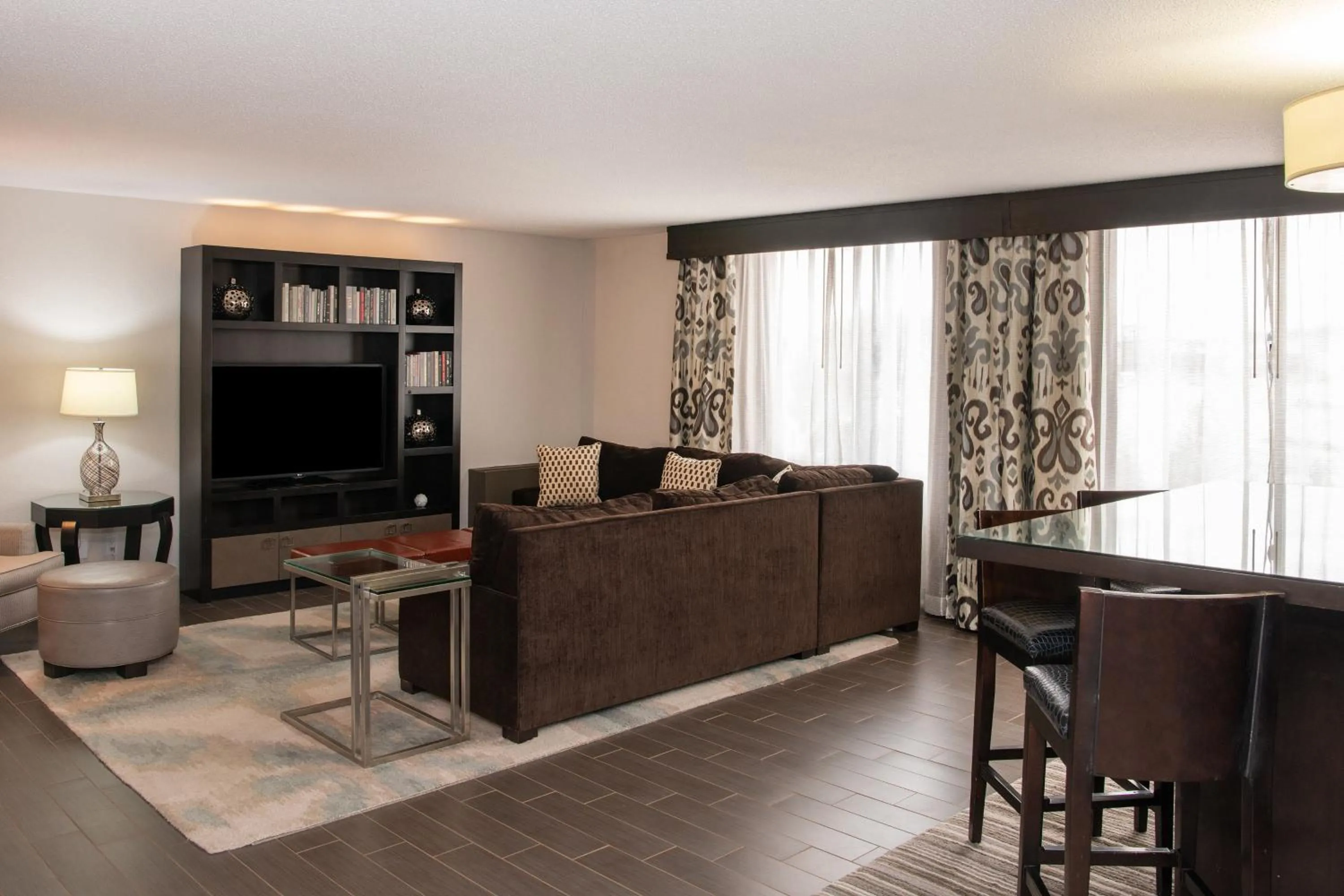 Living room in Sheraton Minneapolis West Hotel