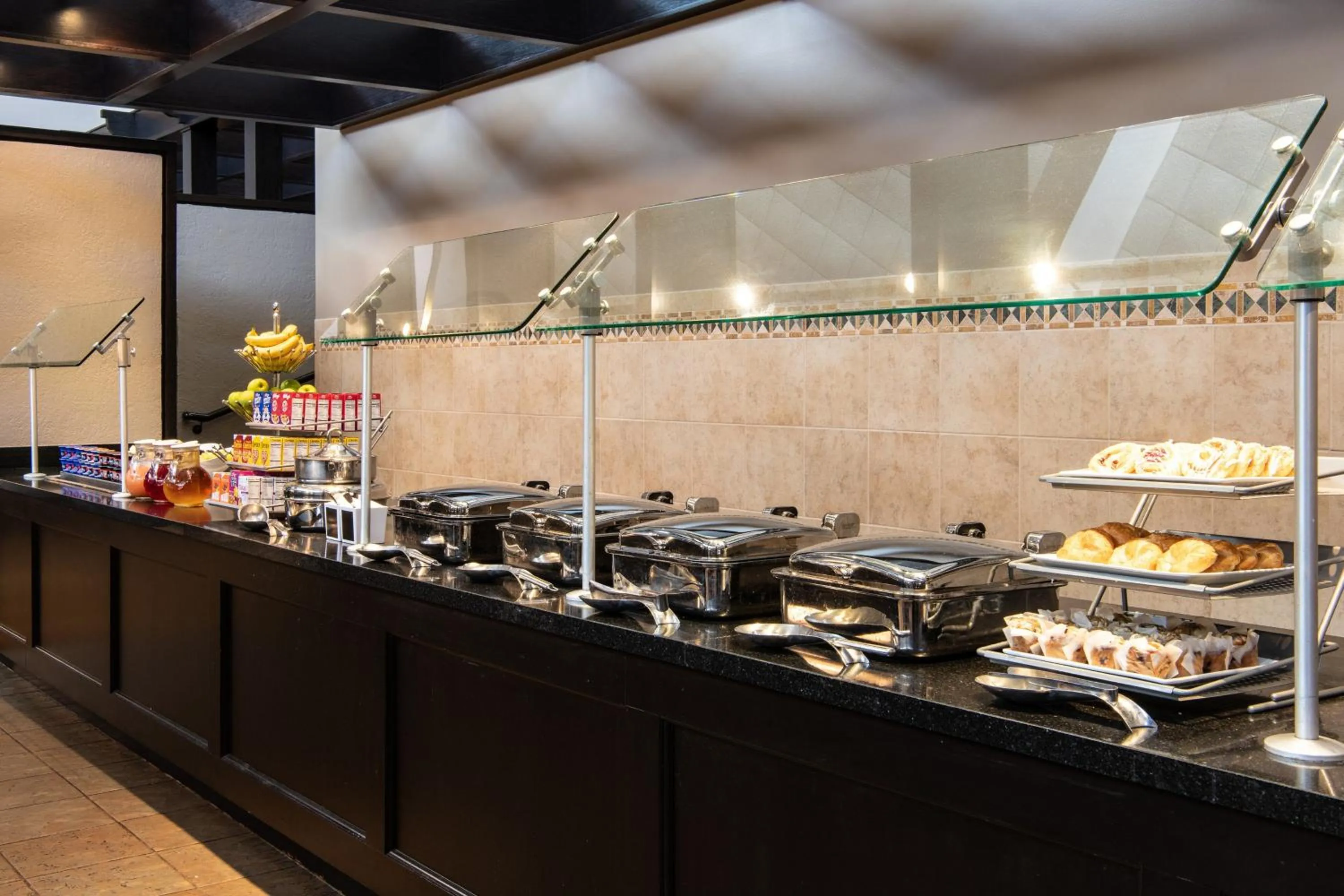 Restaurant/places to eat in Sheraton Minneapolis West Hotel